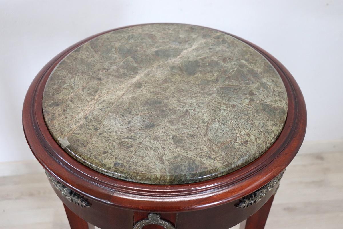 Italiano Guéridon in legno stile Impero del XX secolo con piano in bronzo e marmo in vendita