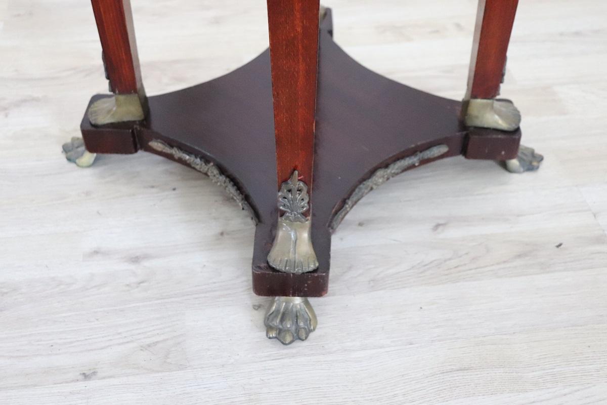 Legno Guéridon in legno stile Impero del XX secolo con piano in bronzo e marmo in vendita