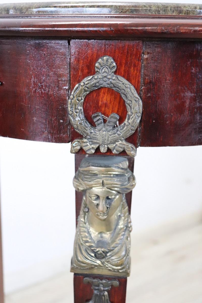 Guéridon in legno stile Impero del XX secolo con piano in bronzo e marmo in vendita 1