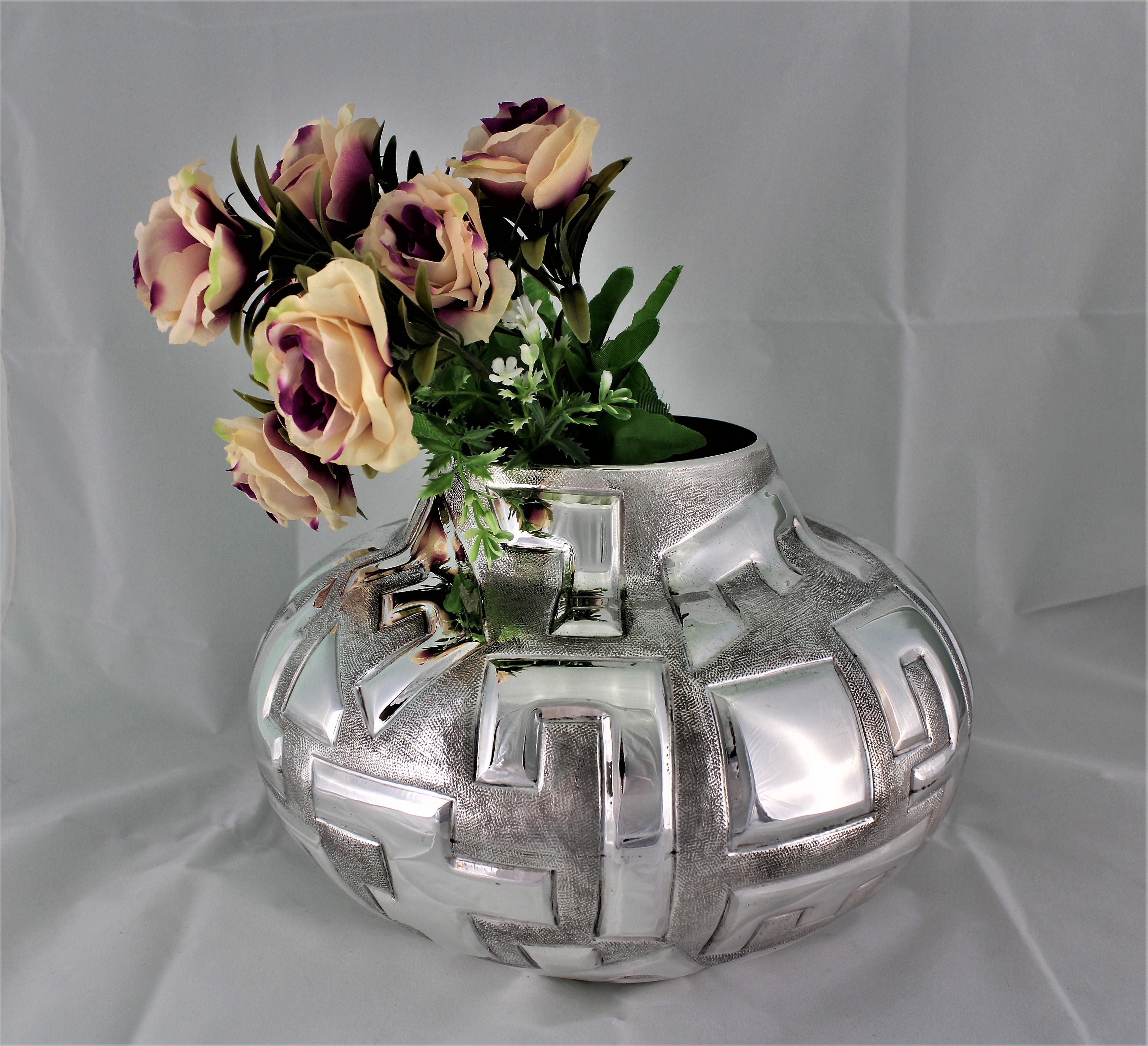 Futurist engraved silver flower vase realized circa 1930s.

Futurist design derived from the trend of that period, realized by Umberto Gheduzzi from Verona, Italy.

Hallmarked silver 800/1000. Maker's mark with the fasciscm axe used in Italy