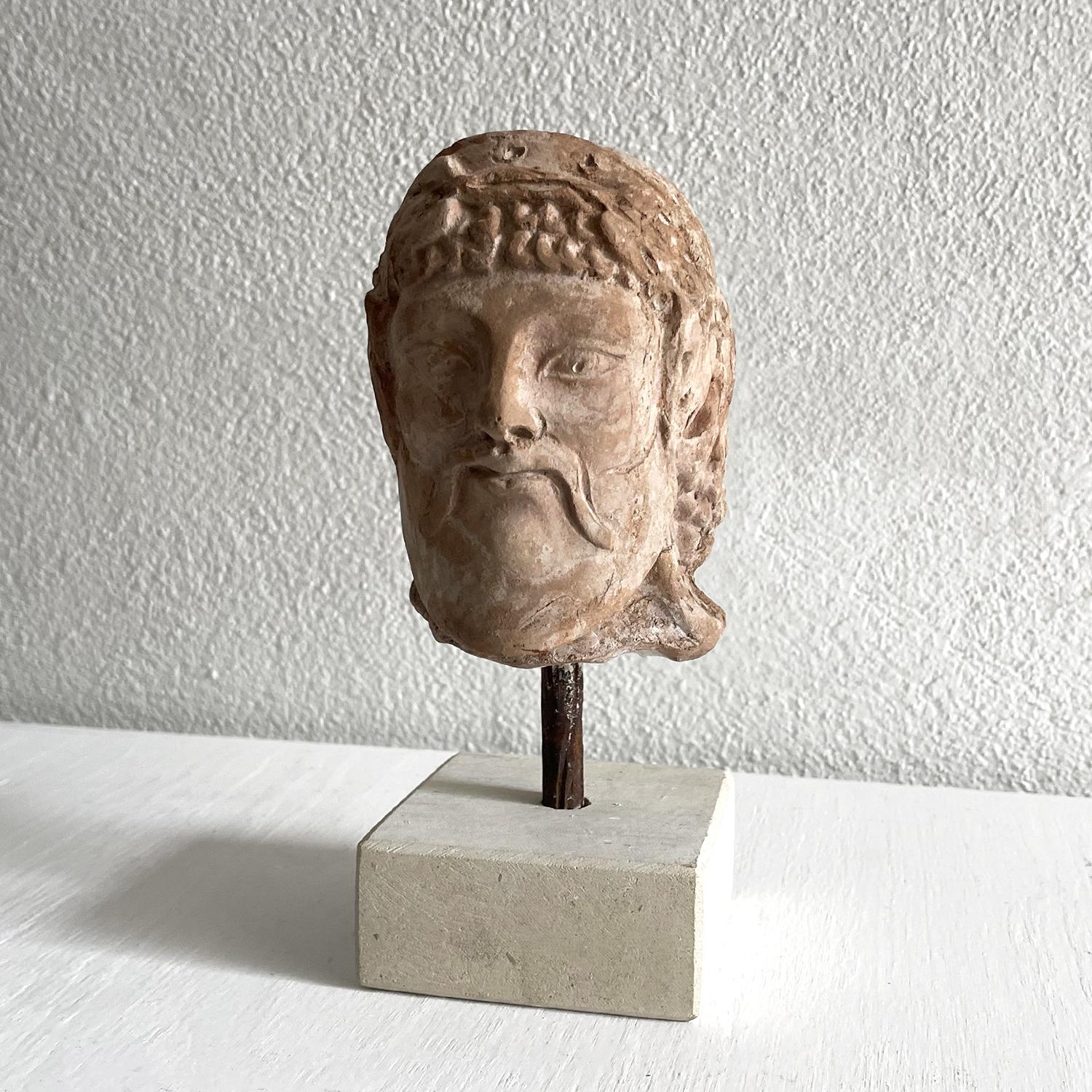 Ein alter toskanischer Tonkopf von Dionisio Etrusco Bacco aus handgefertigter Terrakotta, in gutem Zustand. Leichte Verblassung, altersbedingte Kratzer. Alters- und gebrauchsbedingte Abnutzung, um 1920, Italien.
