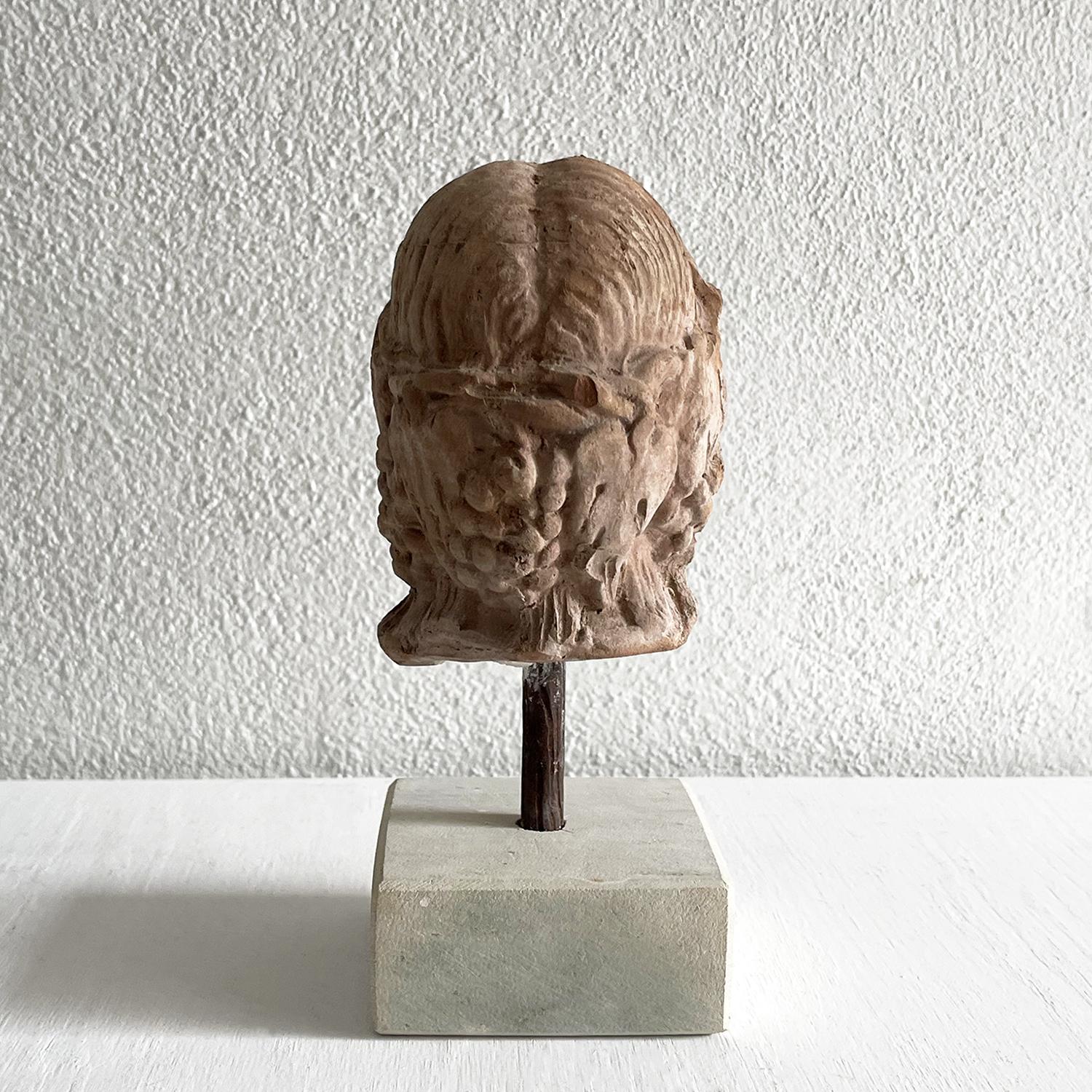 Italienischer etruskischer Bacchus-Terrakotta-Kopf aus dem 20. Jahrhundert – Vintage-Statuette im Angebot 2