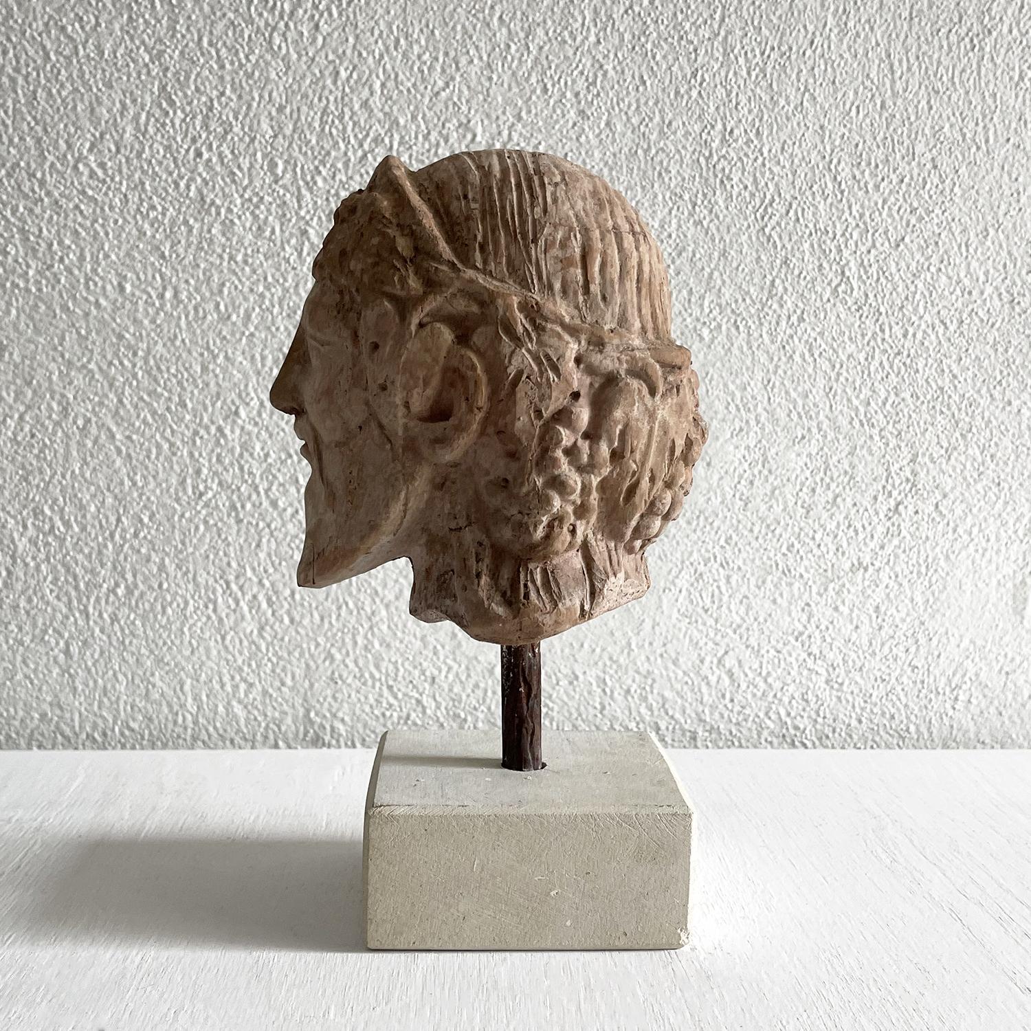 Italienischer etruskischer Bacchus-Terrakotta-Kopf aus dem 20. Jahrhundert – Vintage-Statuette (Handgefertigt) im Angebot