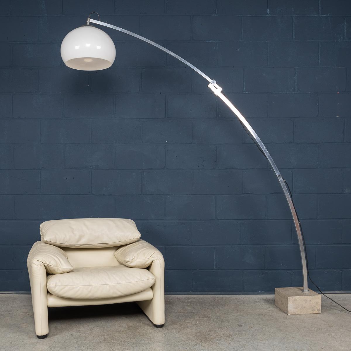 Un élégant lampadaire à arc d'Italie, vers les années 1970, présentant un mélange harmonieux de matériaux qui illustrent un design intemporel. Le cadre élégant en aluminium s'arque gracieusement sur une base en marbre substantielle, alliant légèreté