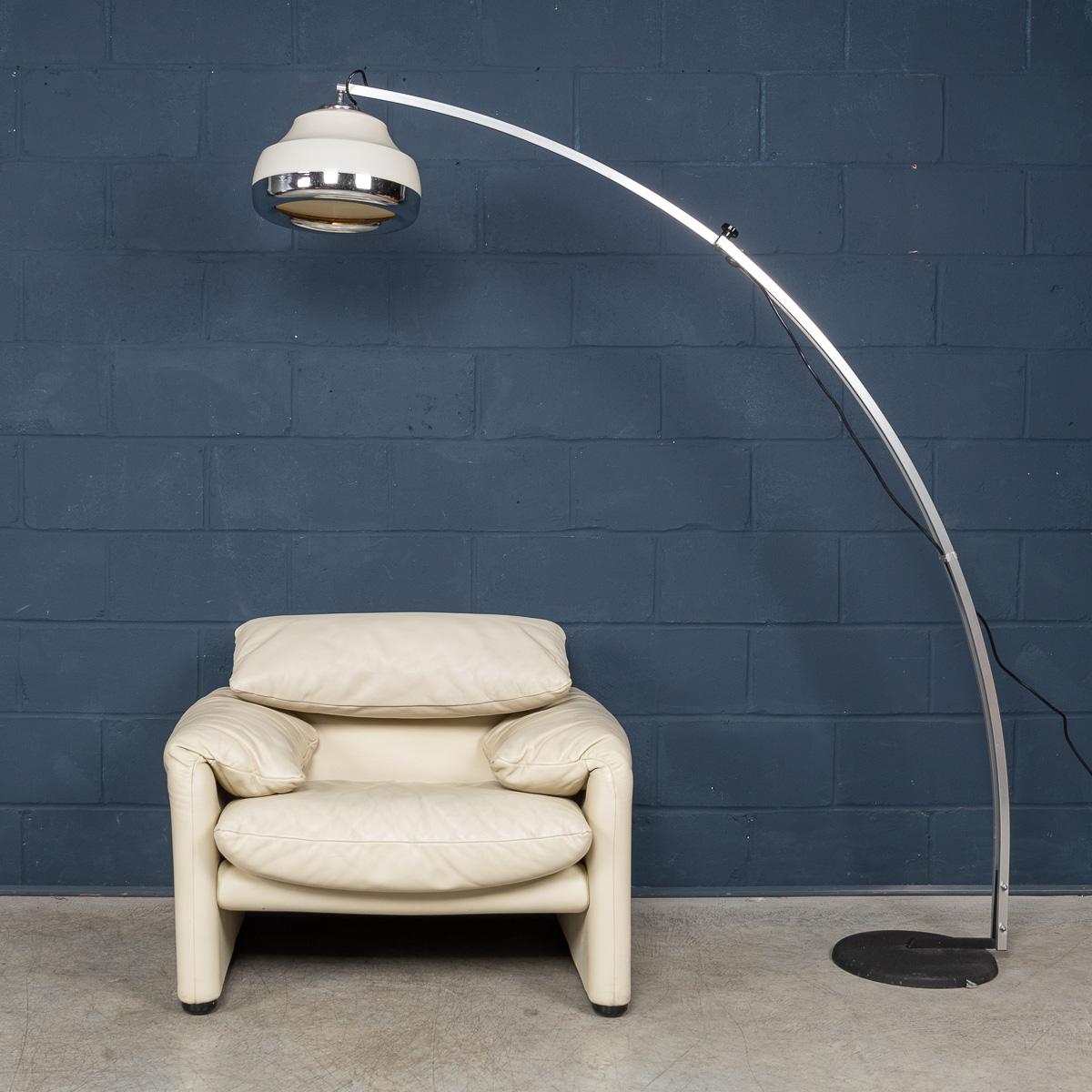 Un élégant lampadaire à arc d'Italie, vers les années 1970, présentant un mélange harmonieux de matériaux qui illustrent un design intemporel. Le cadre élégant en aluminium s'arque gracieusement sur une base en fonte substantielle, alliant légèreté