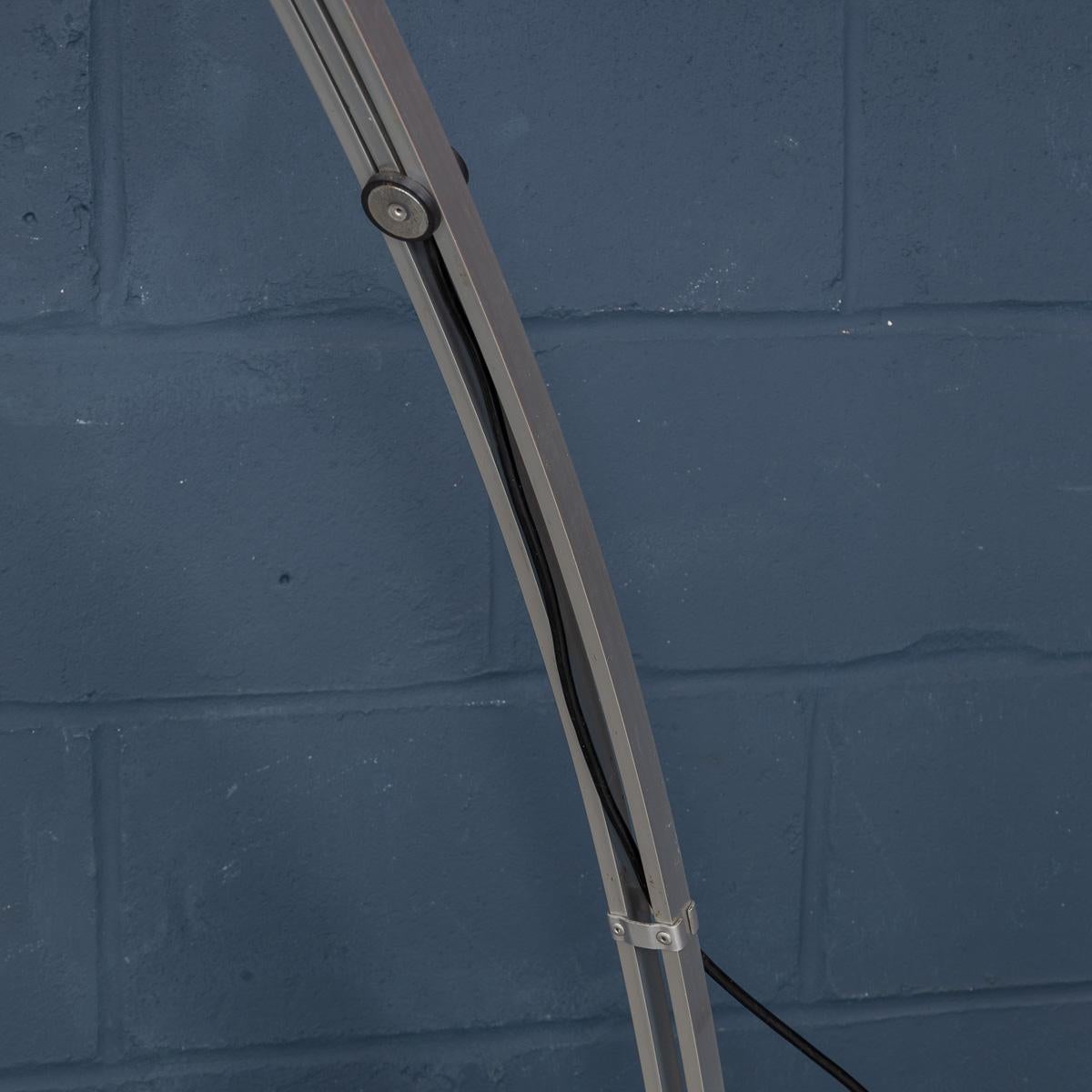 Lampadaire à arc extensible italien du 20ème siècle, vers 1970 en vente 3