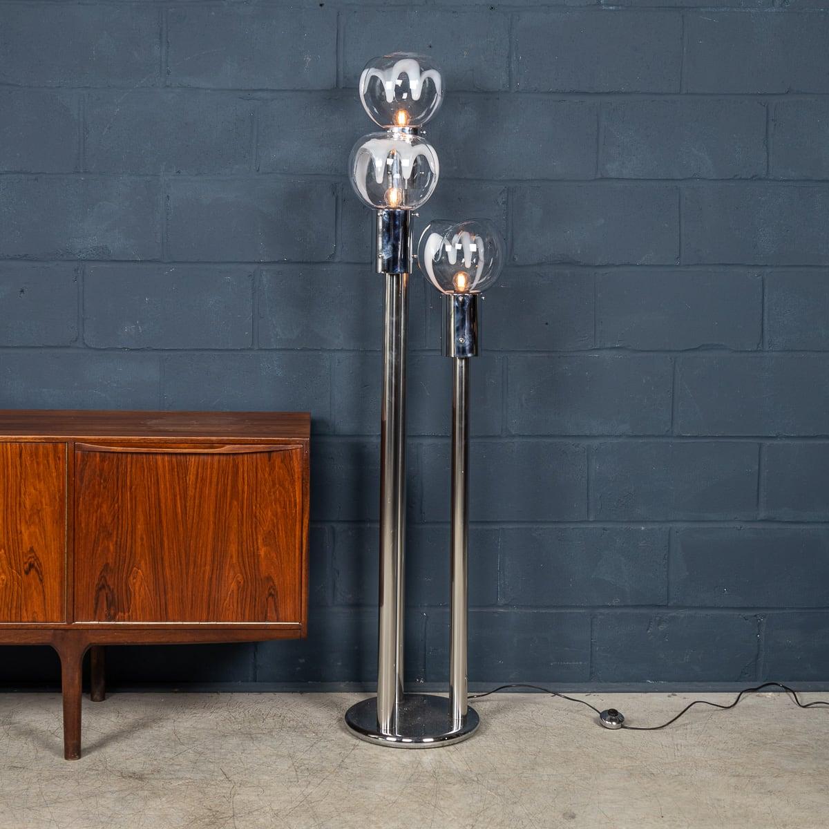 Lampadaire italien vintage à trois lumières attribuable à Mazzega. Une belle structure en acier chromé supporte trois abat-jours en verre de Murano soufflé à la main, fabriqués par Steele, datant de la fin des années 1960, début des années 1970.