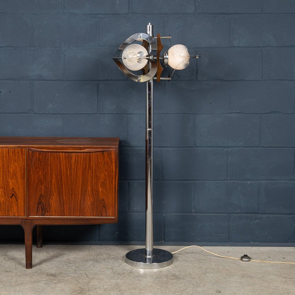 Un ravissant lampadaire fabriqué à la manière de Gaetano Sciolari par Mazzega, fabriqué sur la célèbre île de Murano, à Venise, en Italie vers les années 1970. Une base circulaire avec un interrupteur à pédale soutient un cadre en métal chromé avec