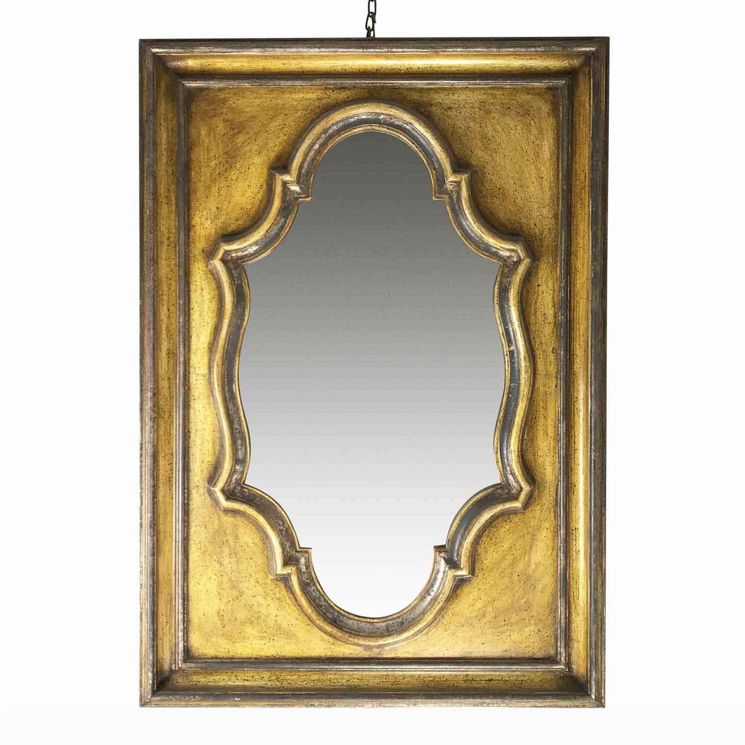 De l'Italie, par Chelini Firenze, un miroir du 20ème siècle avec des détails en feuille d'argent foncé sculptés à la main et un cadre rectangulaire en bois de couleur vert-ocre, avec un miroir en verre antique façonné et un cadre en bois avec une