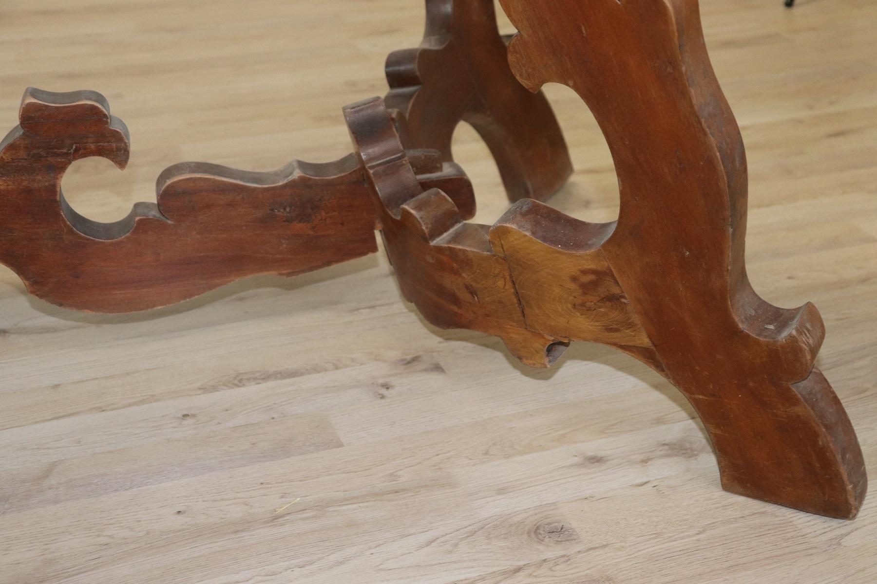 Ovaler italienischer Fratino-Tisch aus Nussbaumholz des 20. Jahrhunderts mit lyraförmigen Beinen (Mitte des 20. Jahrhunderts)