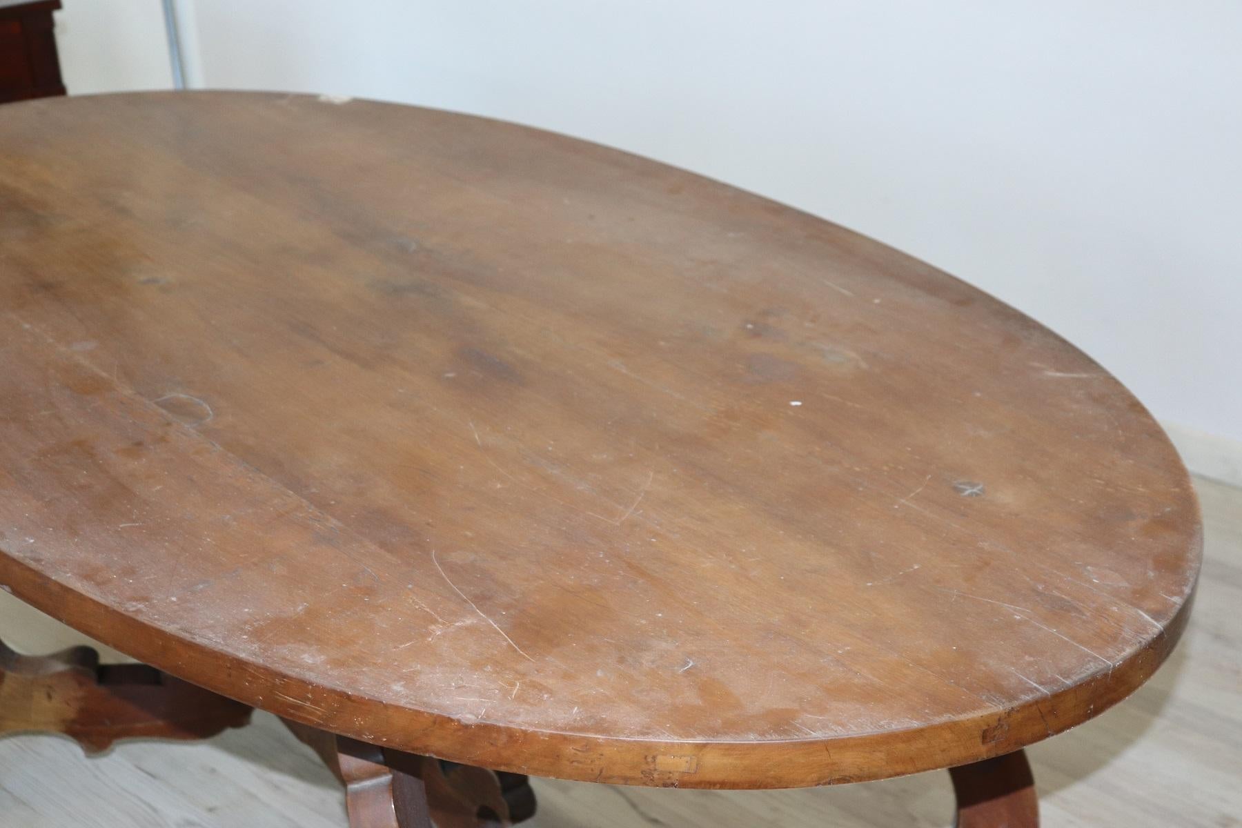 Ovaler italienischer Fratino-Tisch aus Nussbaumholz des 20. Jahrhunderts mit lyraförmigen Beinen (Walnuss)
