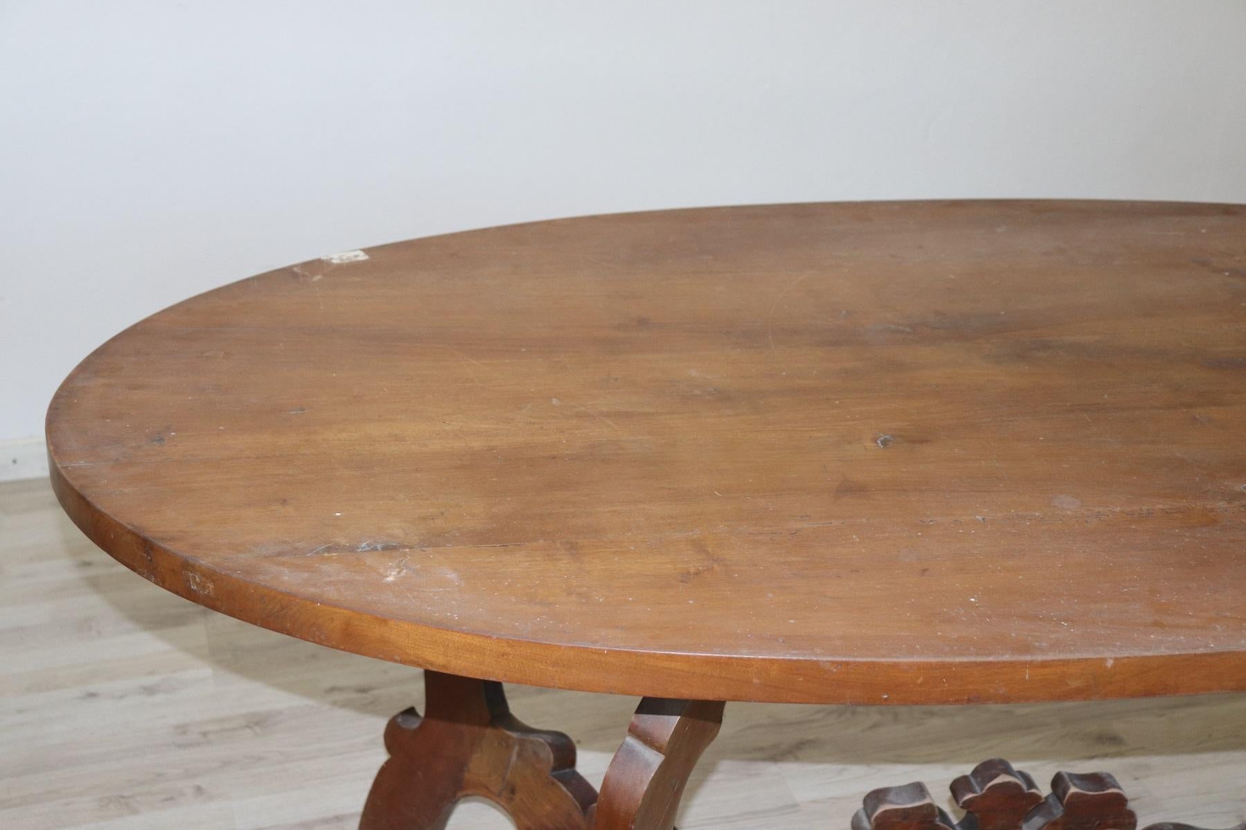 Ovaler italienischer Fratino-Tisch aus Nussbaumholz des 20. Jahrhunderts mit lyraförmigen Beinen 1