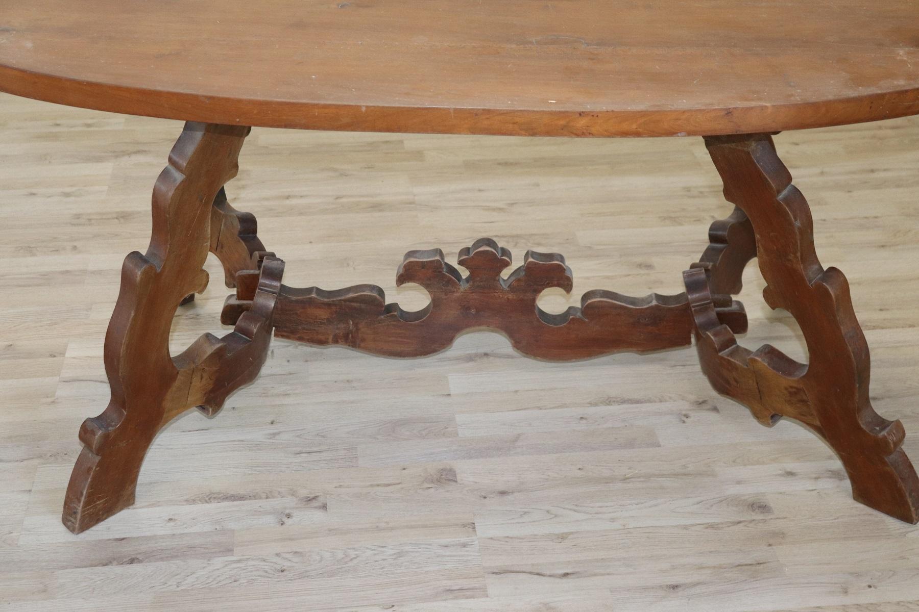 Ovaler italienischer Fratino-Tisch aus Nussbaumholz des 20. Jahrhunderts mit lyraförmigen Beinen 2