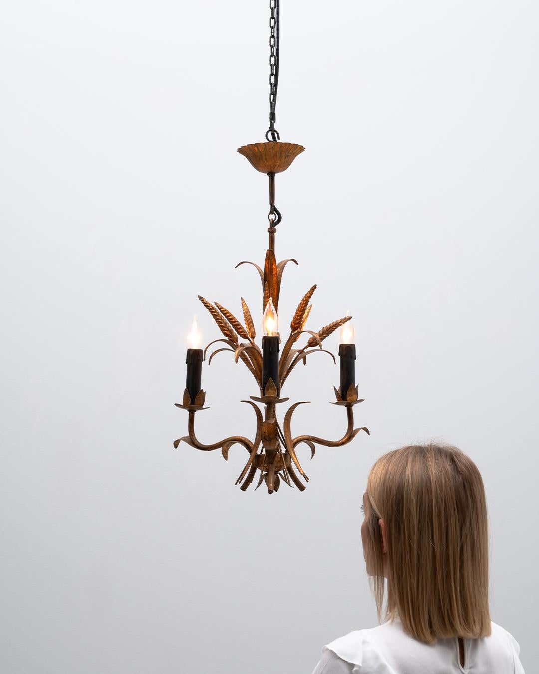 Lampadario a covoni di grano in tole Florentine dorate del XX secolo di Hans Kögl in vendita 7