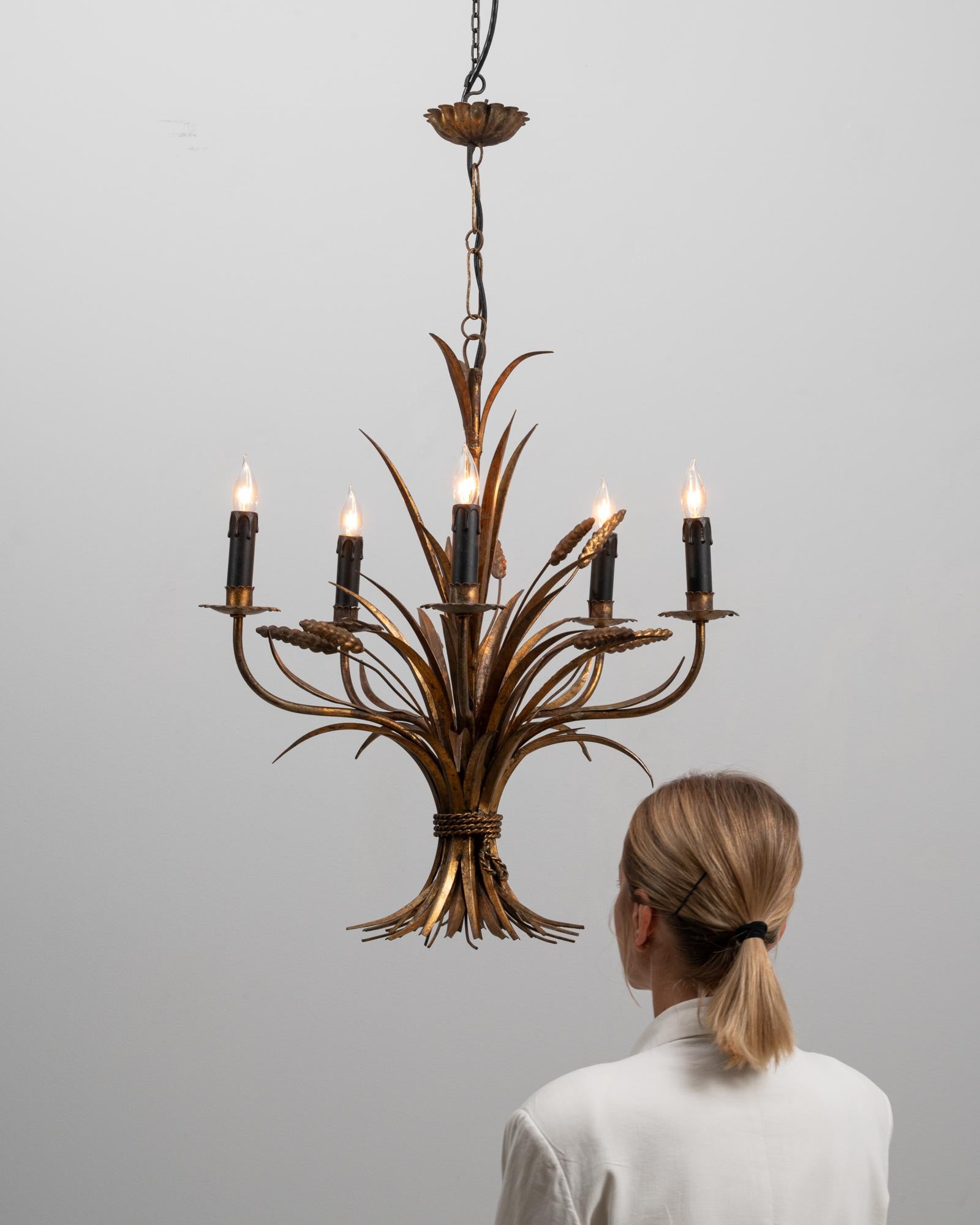 Lampadario a covoni di grano in tole Florentine dorate del XX secolo di Hans Kögl in vendita 8