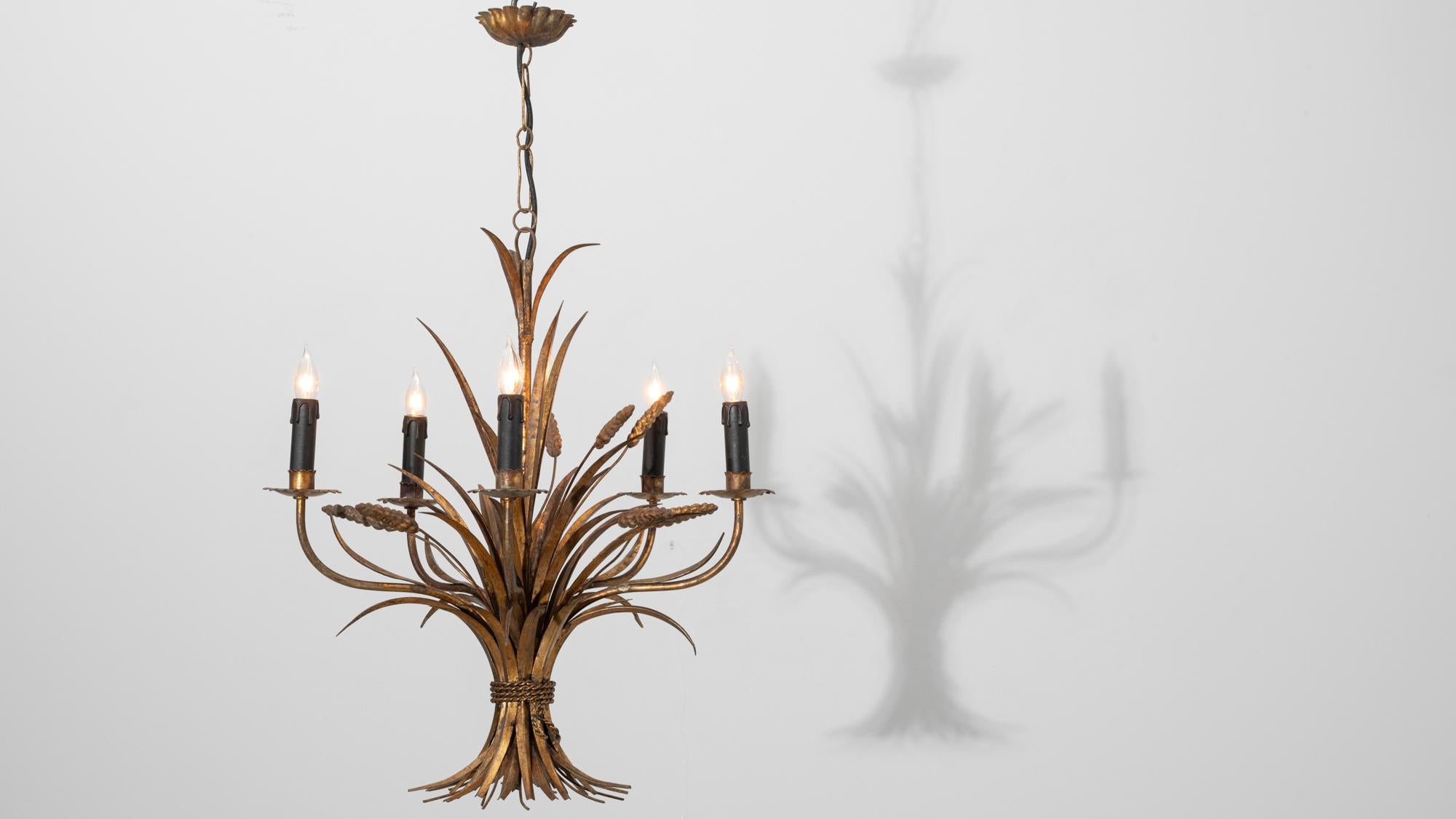 Lampadario a covoni di grano in tole Florentine dorate del XX secolo di Hans Kögl in vendita 9