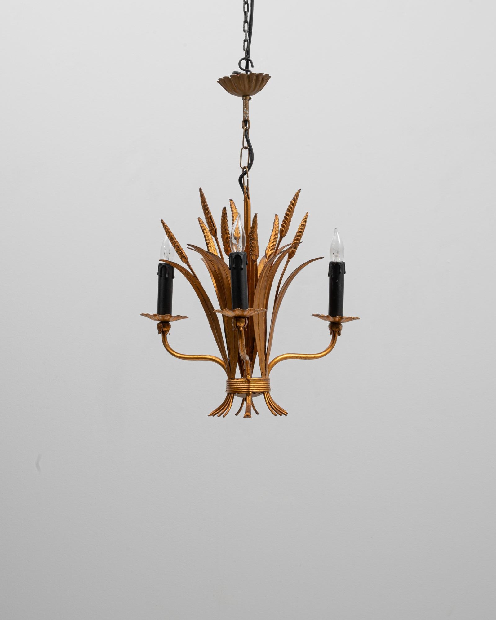 Questo lampadario a covoni di grano in tole Florentine dorate del XX secolo di Hans Kögl esemplifica il caratteristico mix di ispirazione botanica e scultura in metallo del designer. Il bouquet centrale presenta foglie dorate e steli di grano