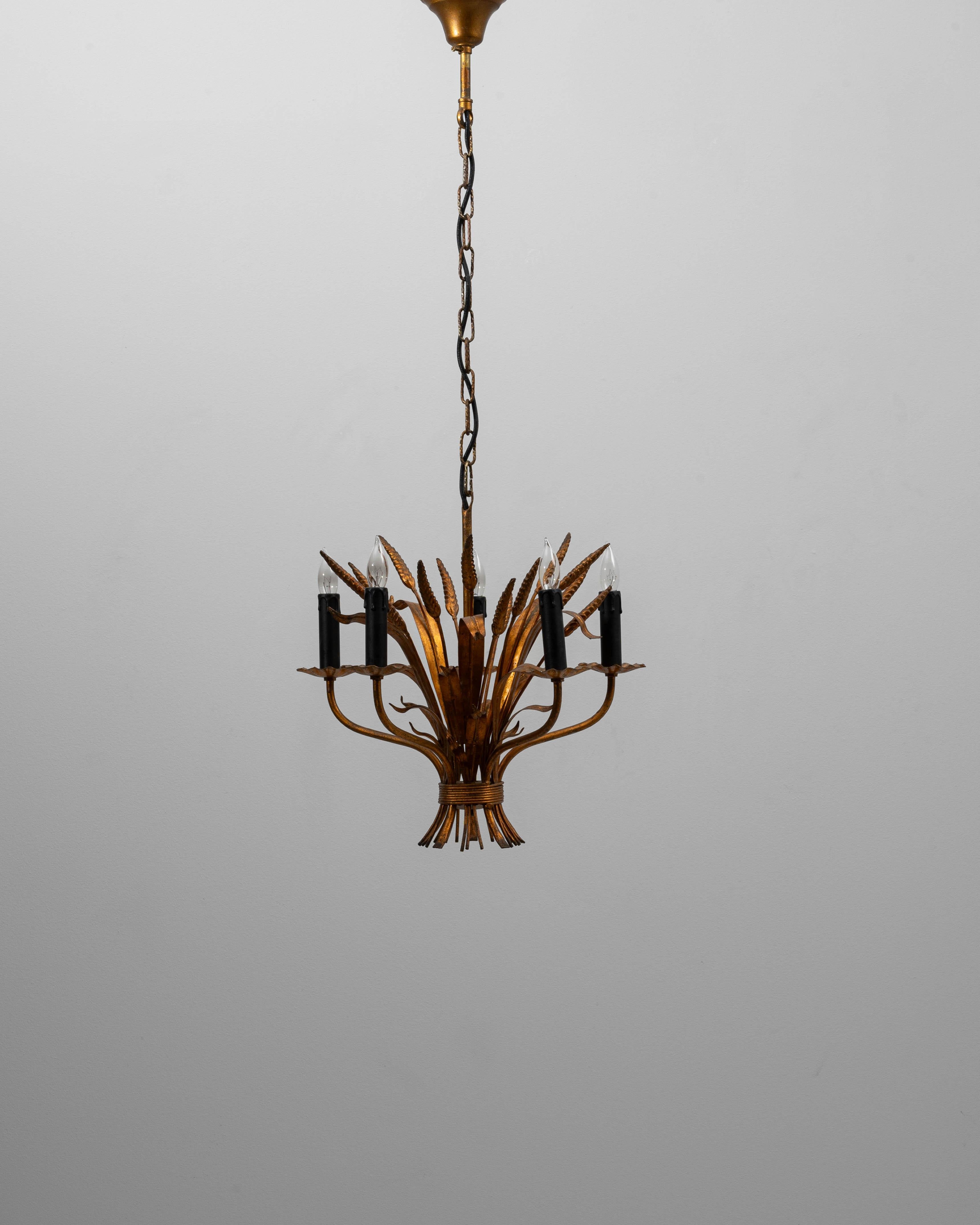 Questo lampadario a covoni di grano in tole Florentine dorate del XX secolo di Hans Kögl incarna la celebre fusione di ispirazione botanica ed eleganza scultorea del designer. Il lampadario è caratterizzato da un fascio di steli di metallo dorato
