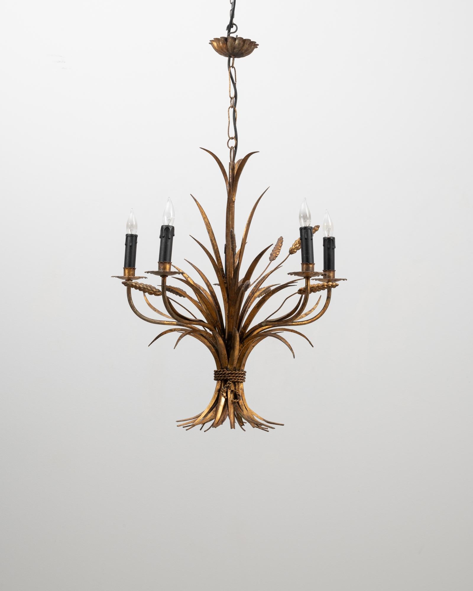 Questo lampadario a covoni di grano in tole Florentine dorate del XX secolo di Hans Kögl esemplifica l'iconica miscela di forme botaniche ed eleganza scultorea del designer. Realizzato interamente in metallo dorato, il lampadario presenta un fascio