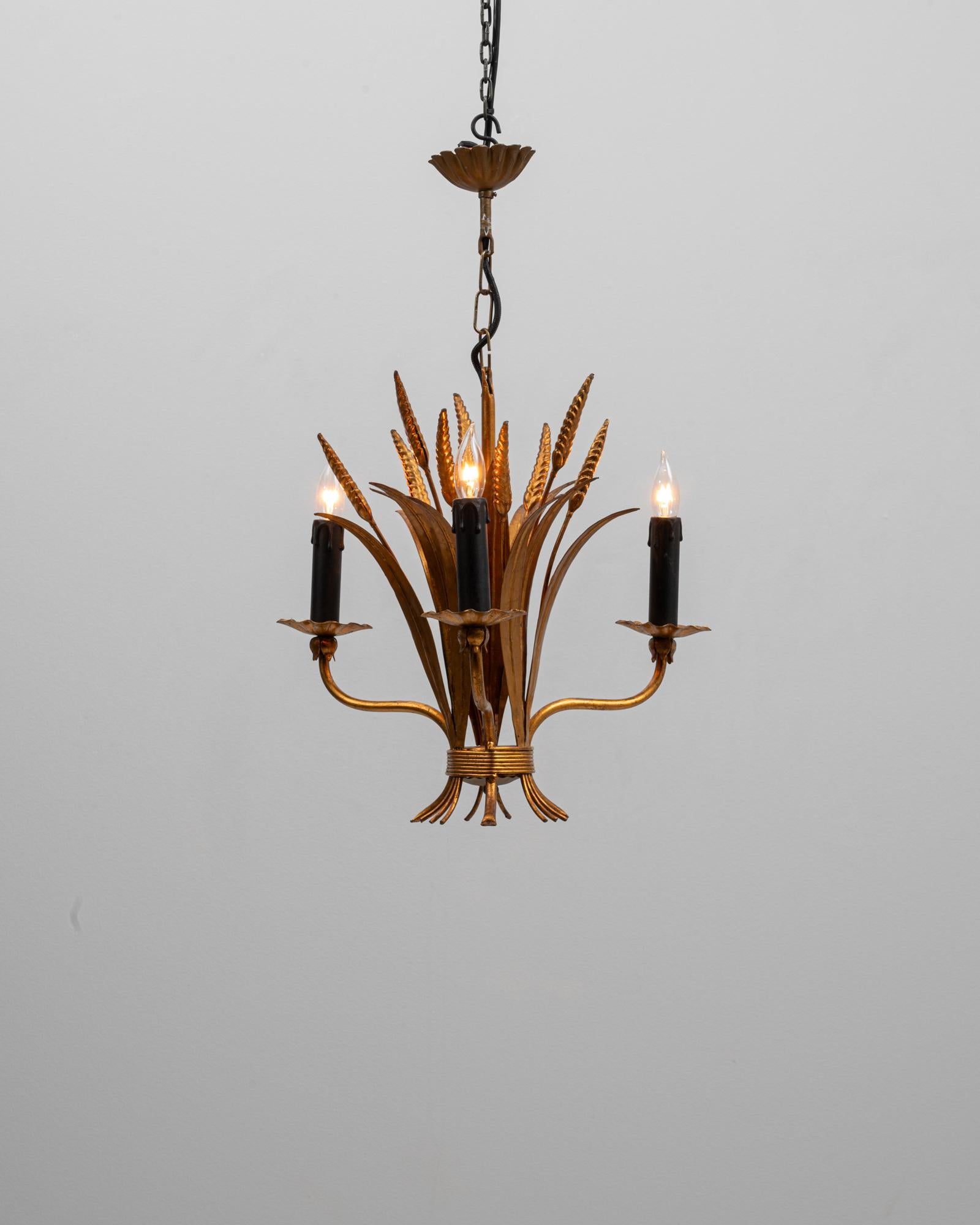 Italiano Lampadario a covoni di grano in tole Florentine dorate del XX secolo di Hans Kögl in vendita