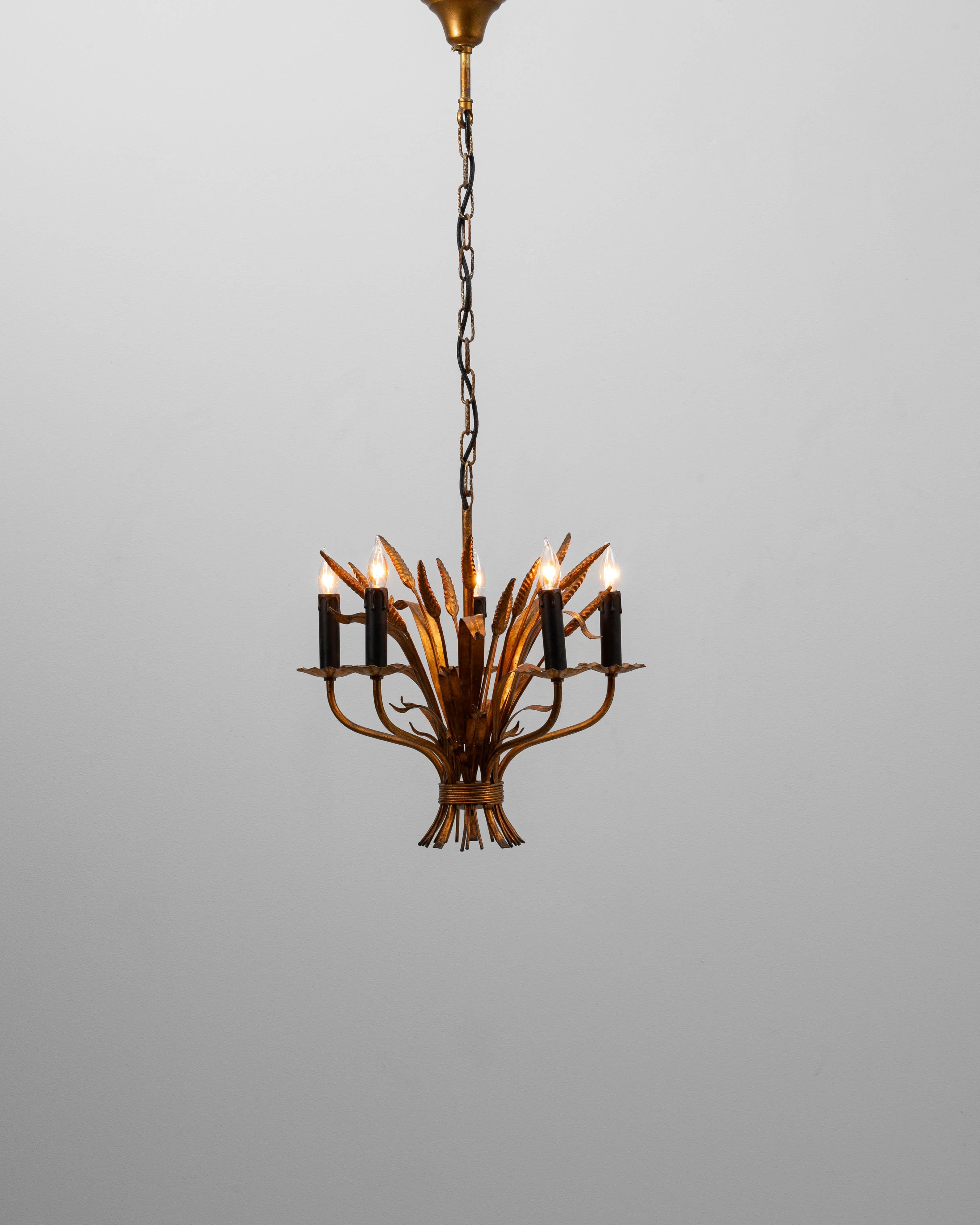Italiano Lampadario a covoni di grano in tole Florentine dorate del XX secolo di Hans Kögl in vendita