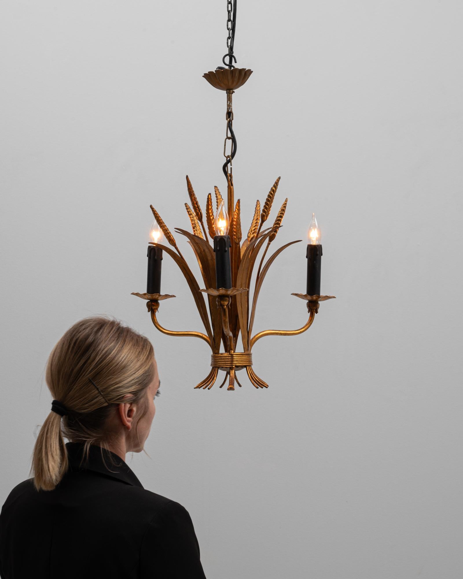 Lampadario a covoni di grano in tole Florentine dorate del XX secolo di Hans Kögl In condizioni buone in vendita a High Point, NC