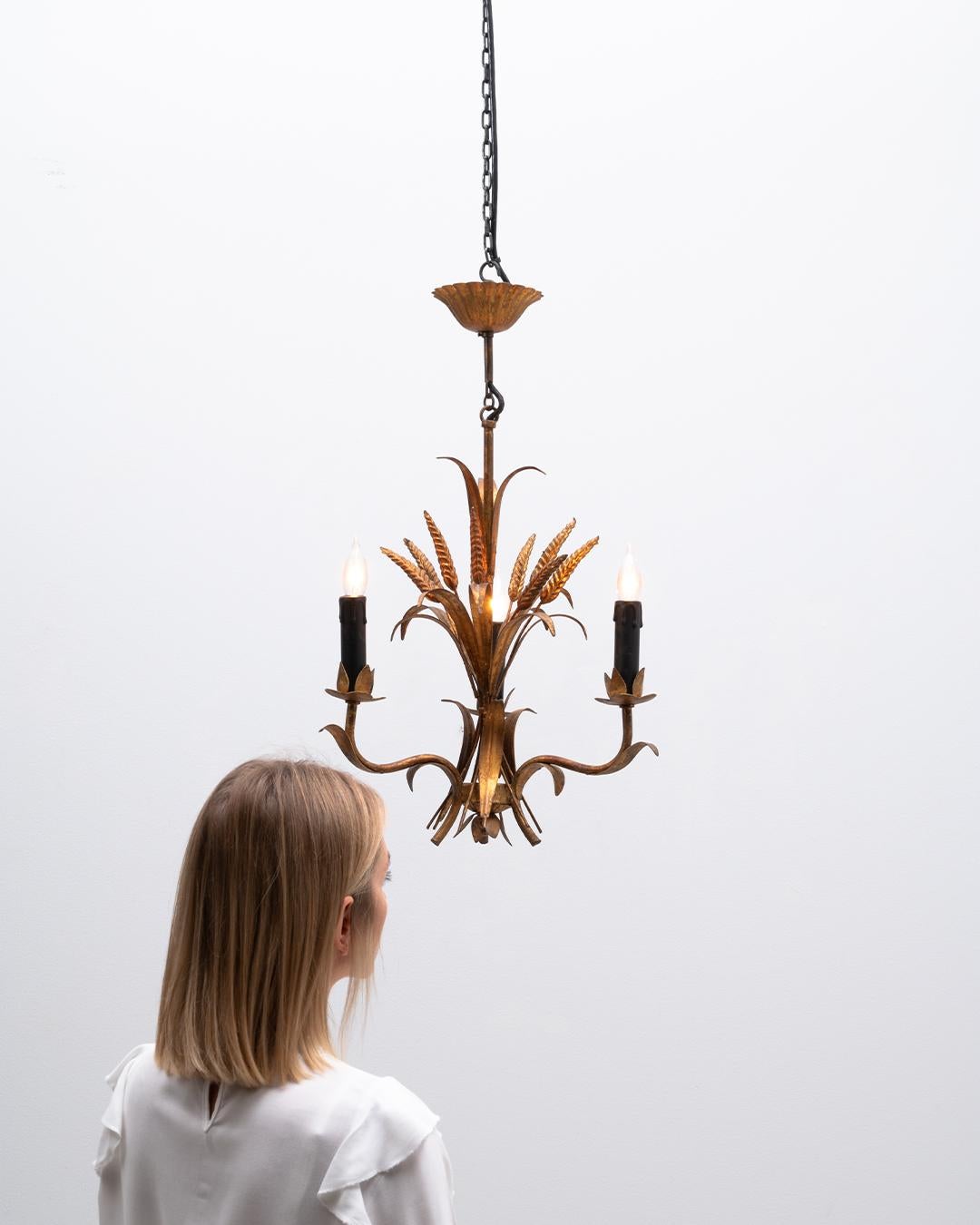 Lampadario a covoni di grano in tole Florentine dorate del XX secolo di Hans Kögl In condizioni buone in vendita a High Point, NC