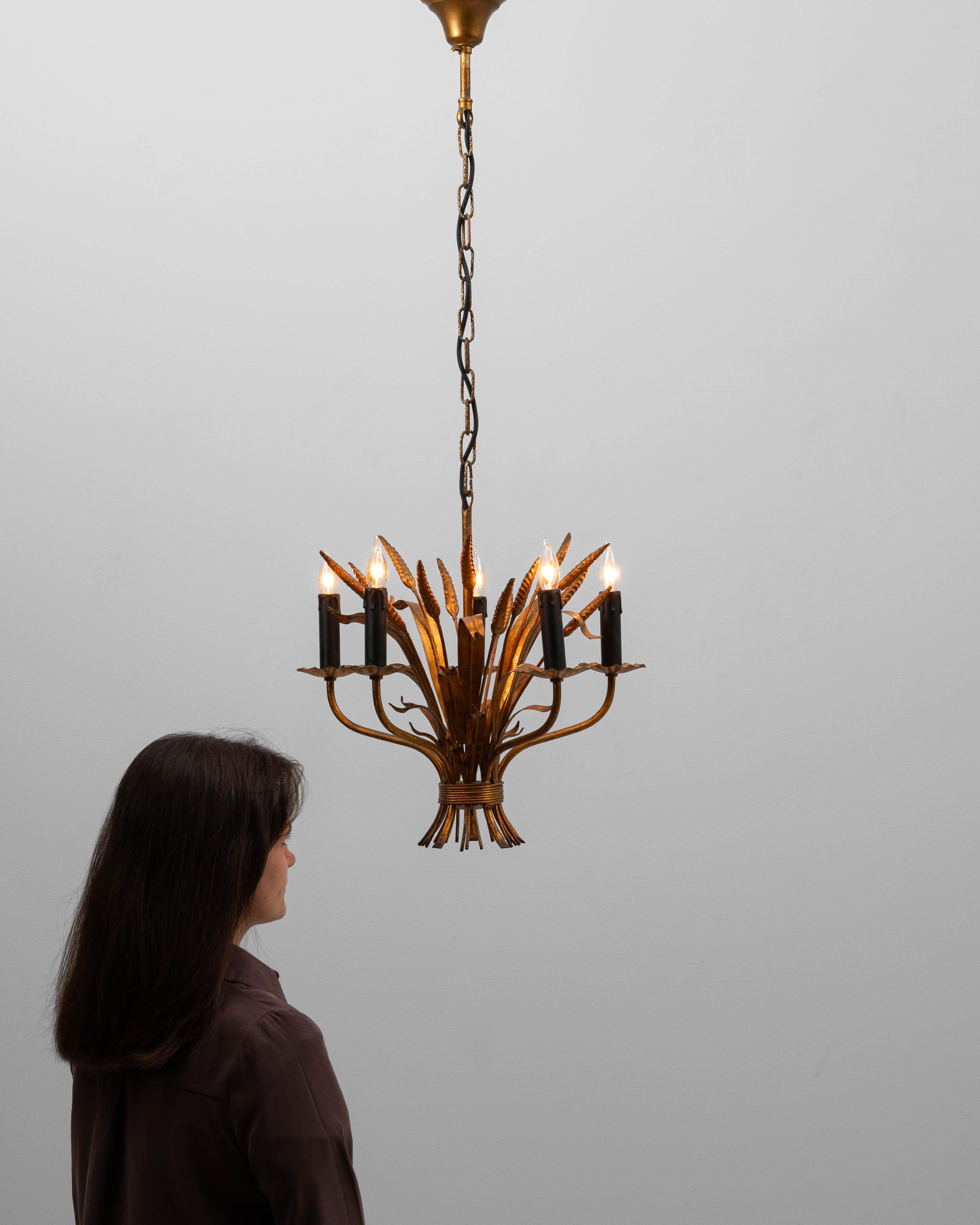 Lampadario a covoni di grano in tole Florentine dorate del XX secolo di Hans Kögl In condizioni buone in vendita a High Point, NC