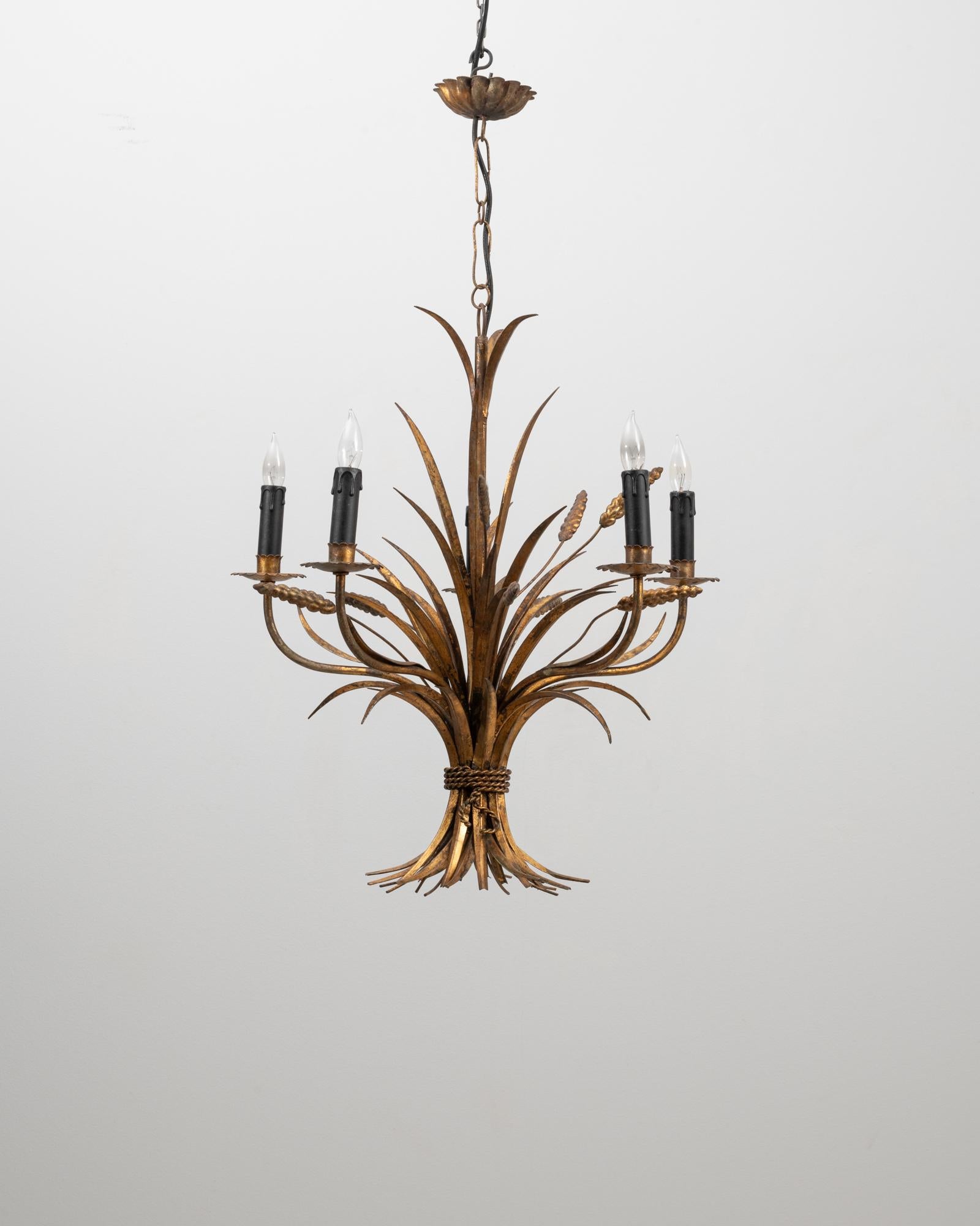 Lampadario a covoni di grano in tole Florentine dorate del XX secolo di Hans Kögl In condizioni buone in vendita a High Point, NC