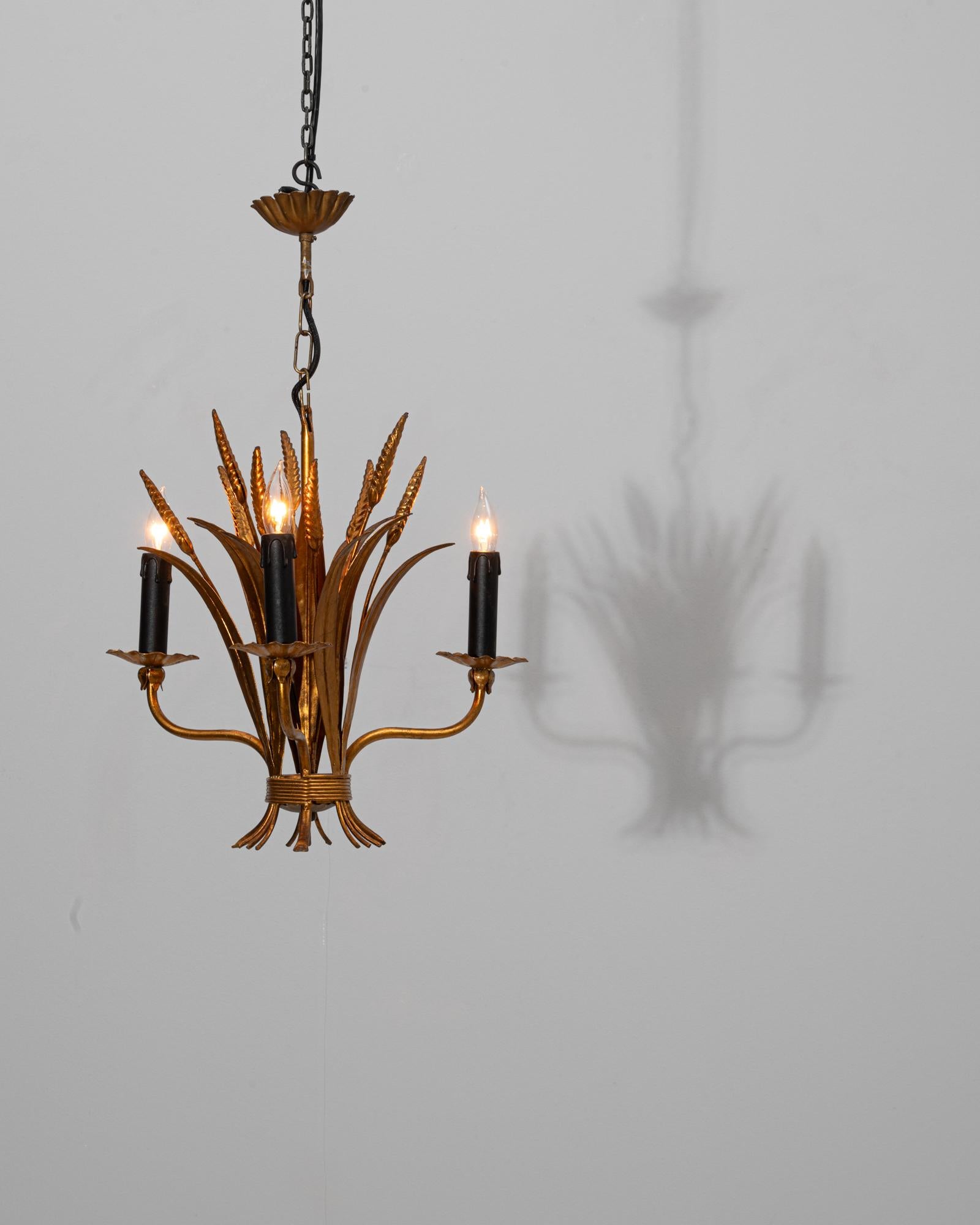 Metallo Lampadario a covoni di grano in tole Florentine dorate del XX secolo di Hans Kögl in vendita