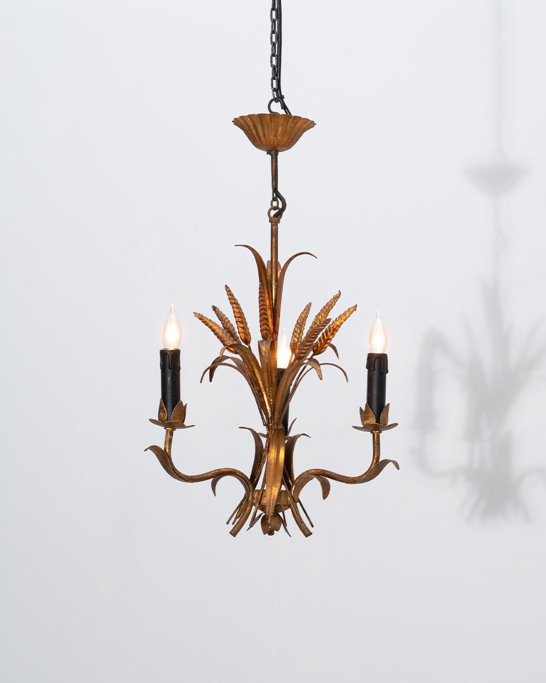 Metallo Lampadario a covoni di grano in tole Florentine dorate del XX secolo di Hans Kögl in vendita