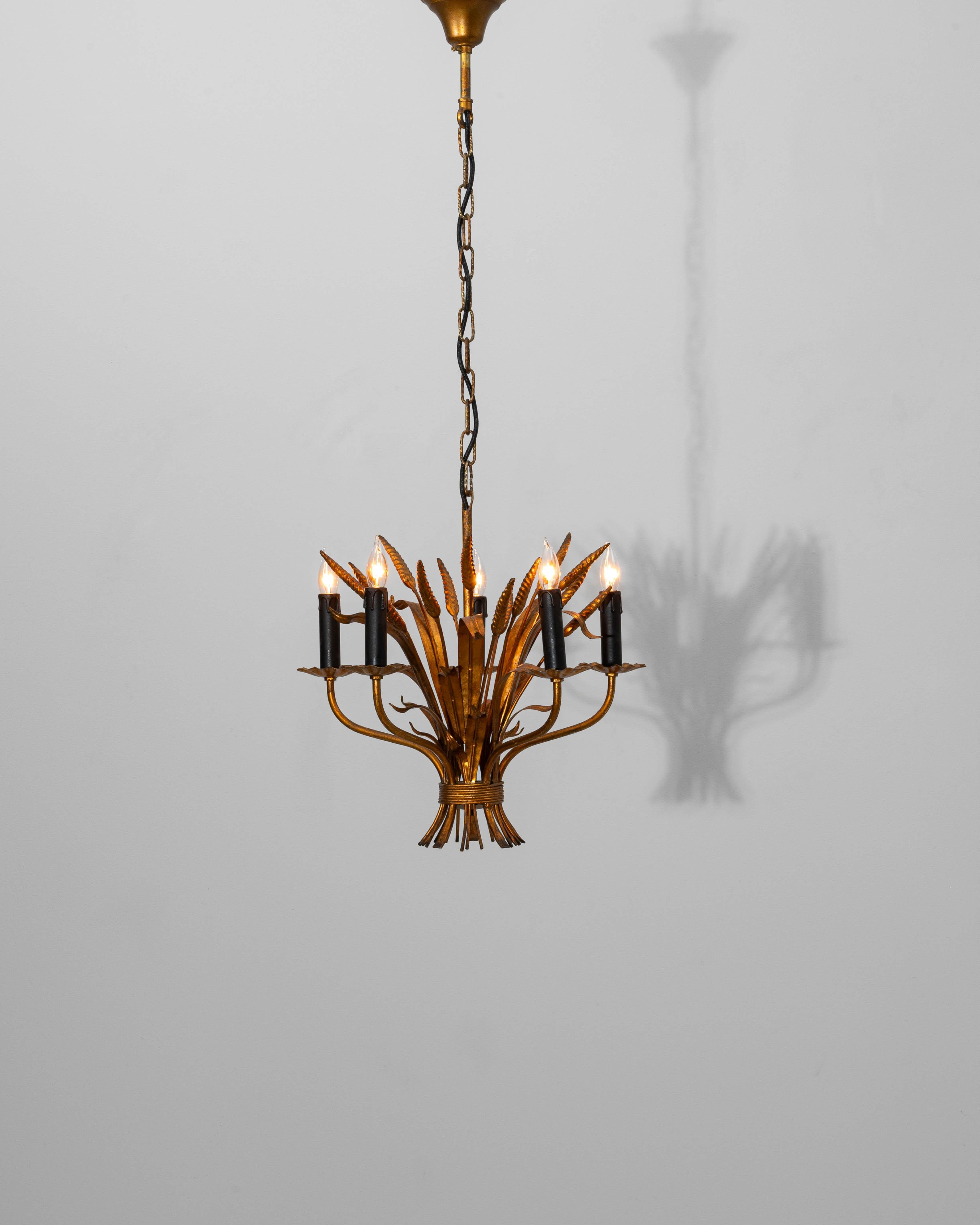 Metallo Lampadario a covoni di grano in tole Florentine dorate del XX secolo di Hans Kögl in vendita