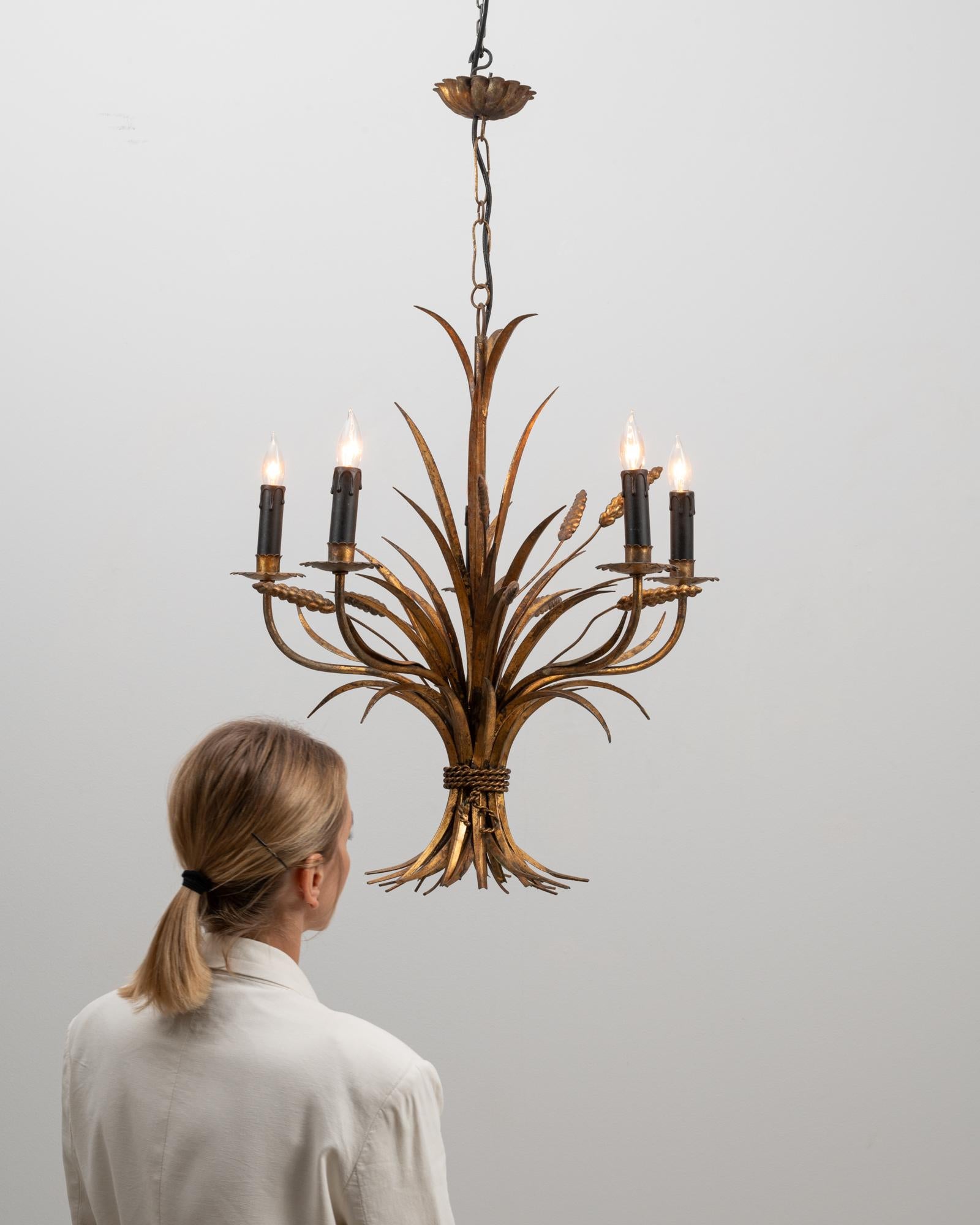 Metallo Lampadario a covoni di grano in tole Florentine dorate del XX secolo di Hans Kögl in vendita