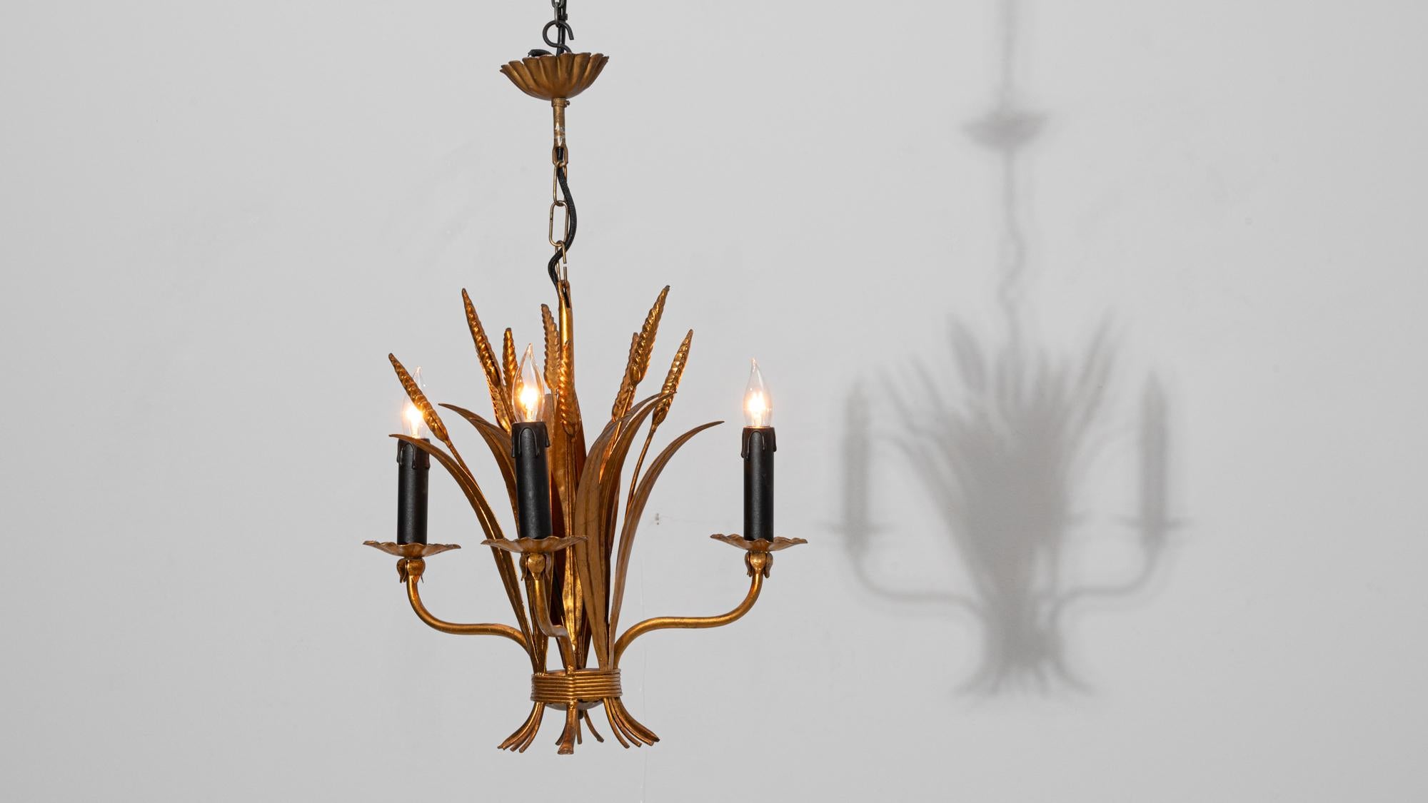 Lampadario a covoni di grano in tole Florentine dorate del XX secolo di Hans Kögl in vendita 1