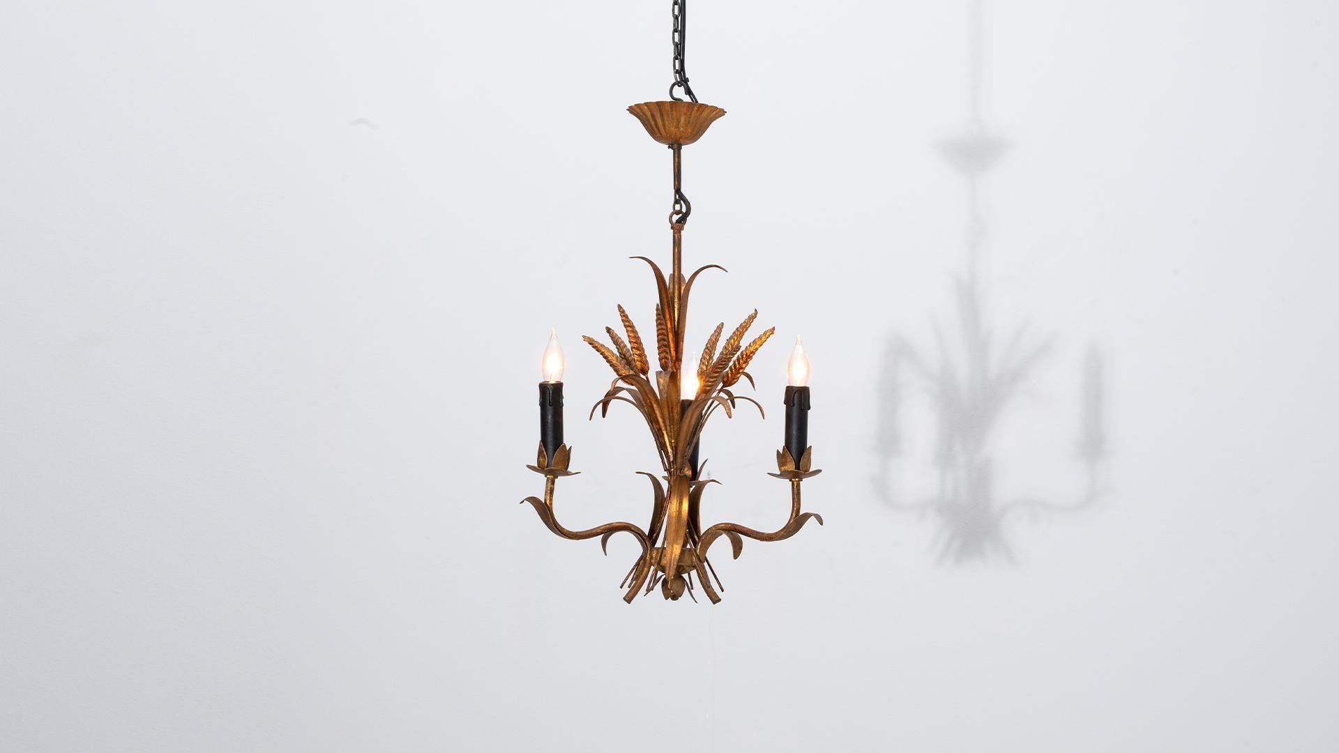 Lampadario a covoni di grano in tole Florentine dorate del XX secolo di Hans Kögl in vendita 1