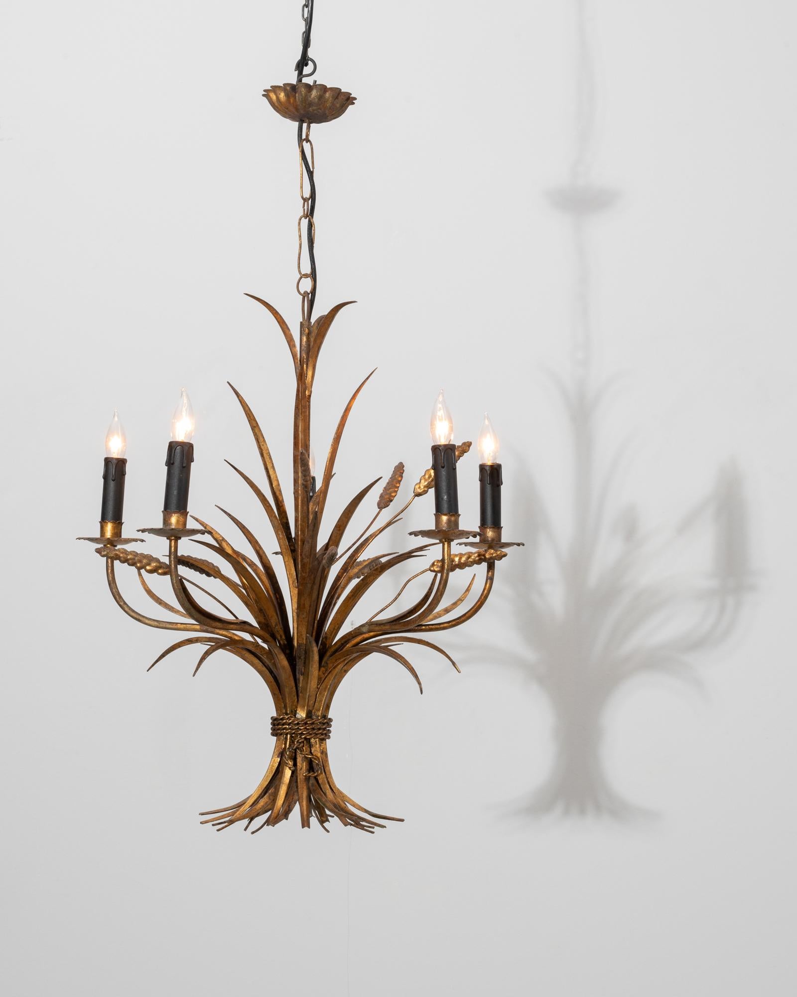 Lampadario a covoni di grano in tole Florentine dorate del XX secolo di Hans Kögl in vendita 1