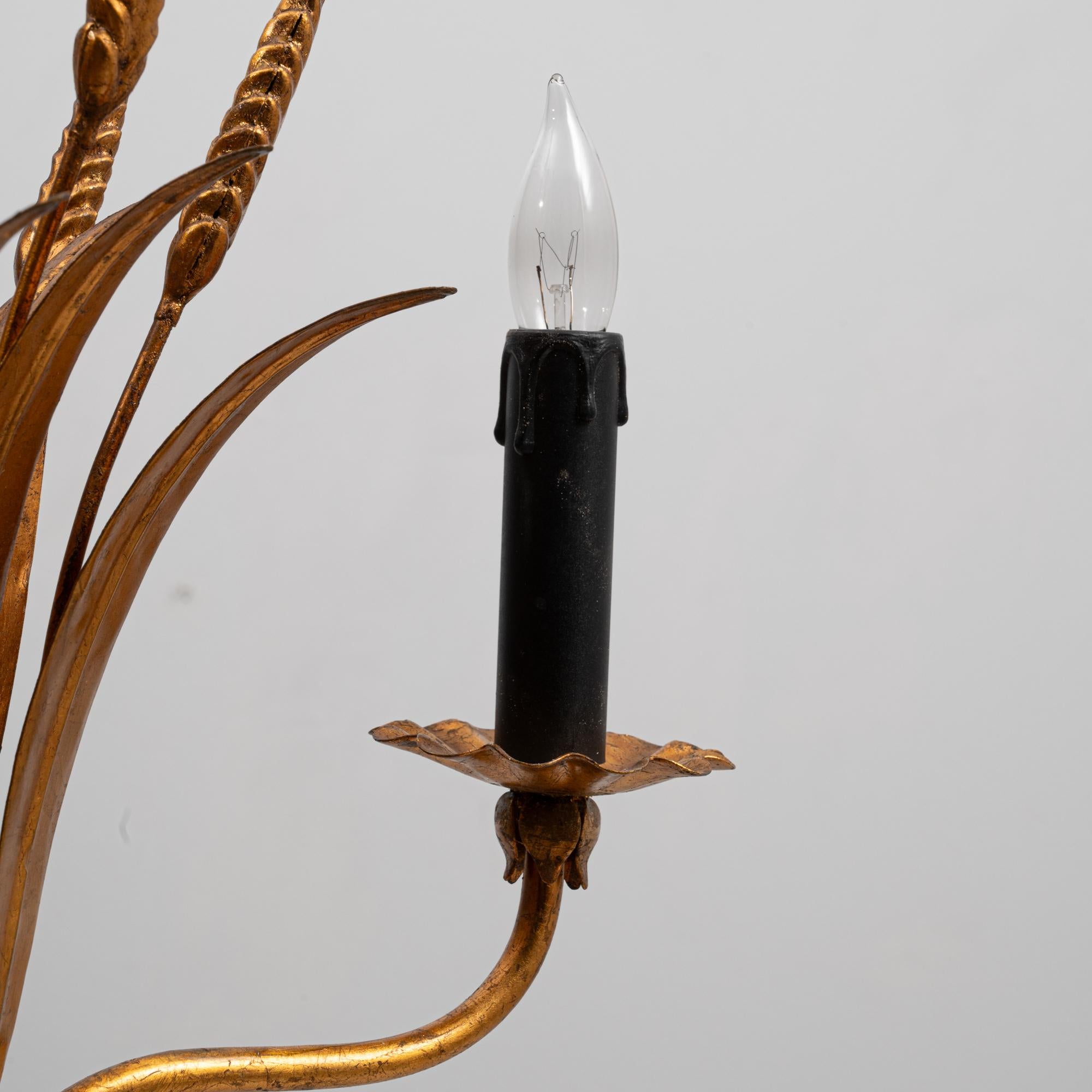 Lampadario a covoni di grano in tole Florentine dorate del XX secolo di Hans Kögl in vendita 2