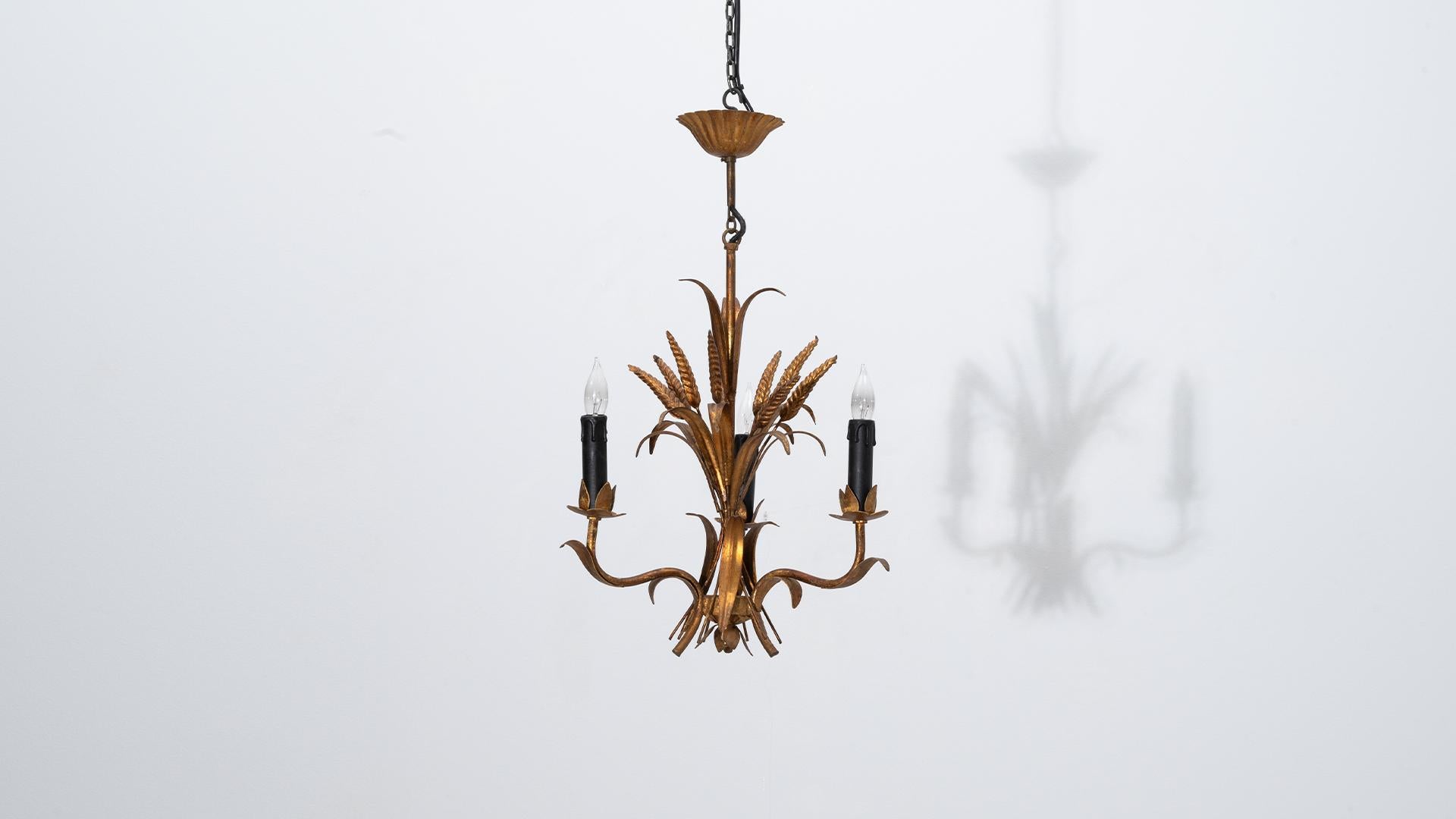 Lampadario a covoni di grano in tole Florentine dorate del XX secolo di Hans Kögl in vendita 2