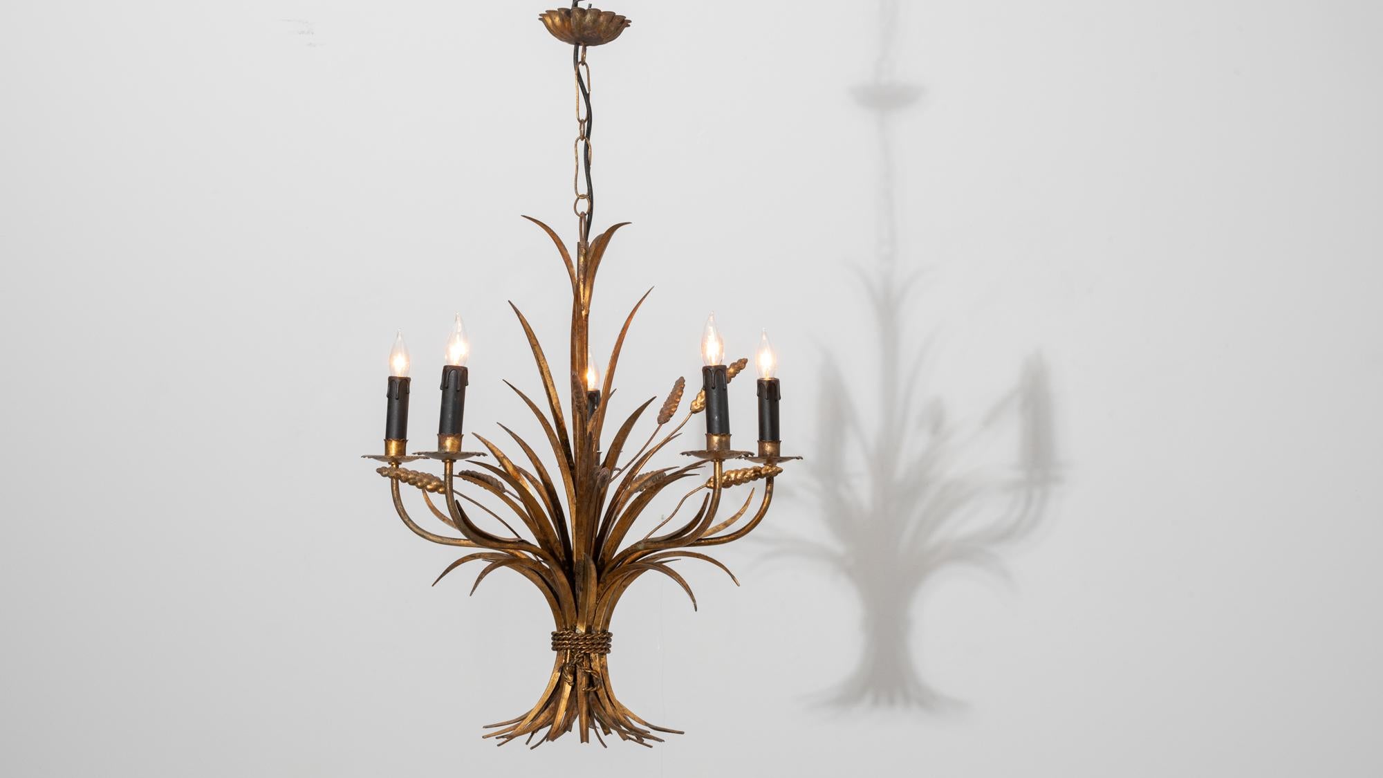 Lampadario a covoni di grano in tole Florentine dorate del XX secolo di Hans Kögl in vendita 2