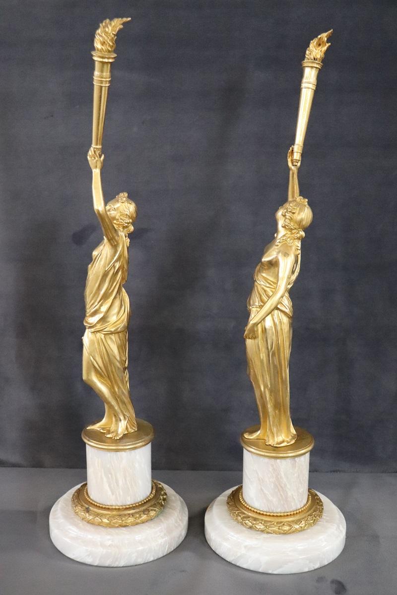 Paar italienische Skulpturen aus vergoldeter Bronze des 20. Jahrhunderts mit Figuren im Angebot 4