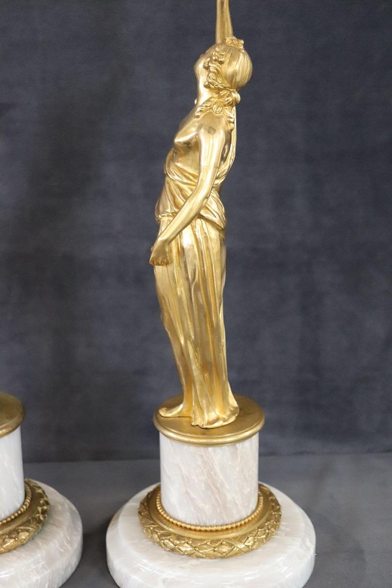 Paar italienische Skulpturen aus vergoldeter Bronze des 20. Jahrhunderts mit Figuren im Angebot 6