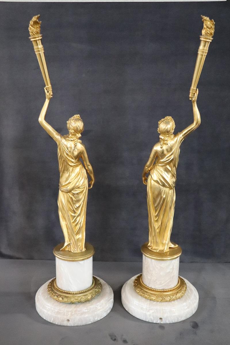 Paar italienische Skulpturen aus vergoldeter Bronze des 20. Jahrhunderts mit Figuren im Angebot 7
