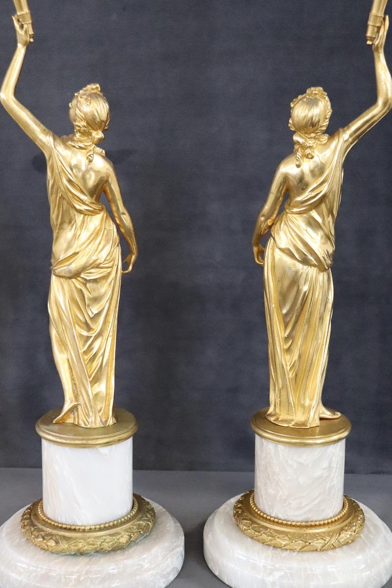Paar italienische Skulpturen aus vergoldeter Bronze des 20. Jahrhunderts mit Figuren im Angebot 8