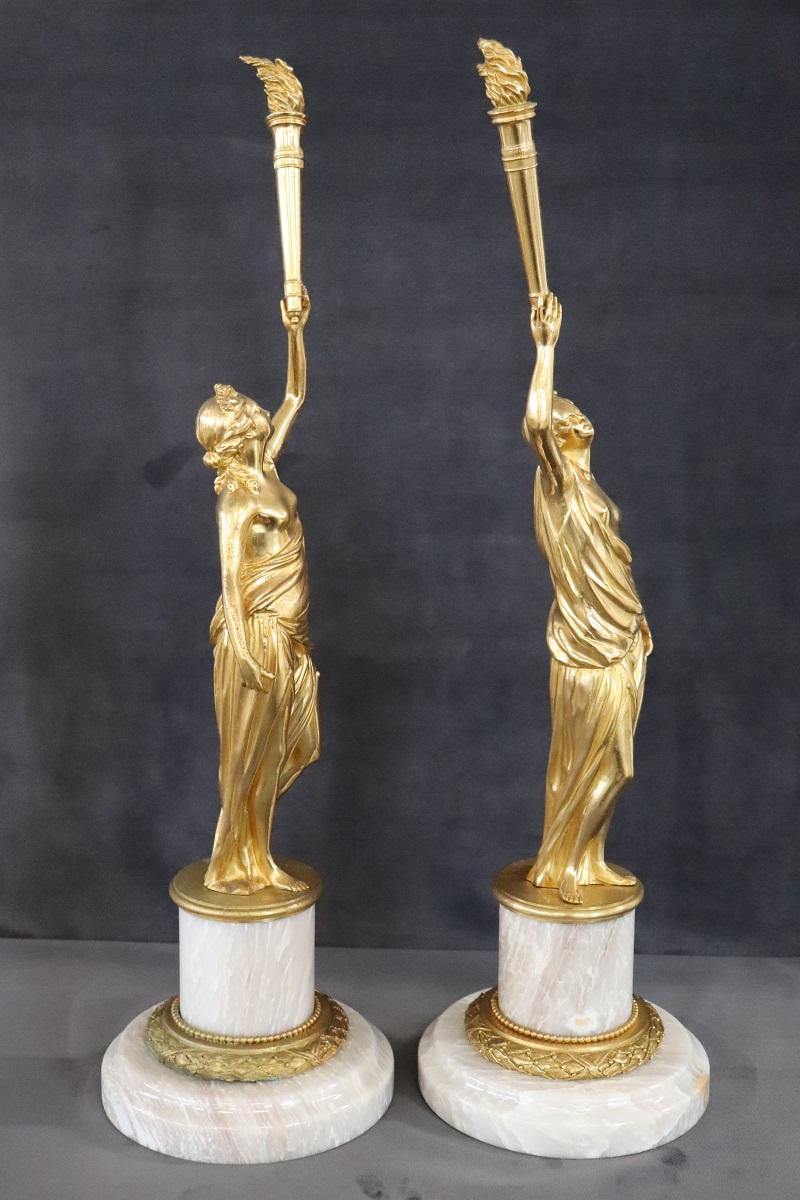 Paar italienische Skulpturen aus vergoldeter Bronze des 20. Jahrhunderts mit Figuren im Angebot 9