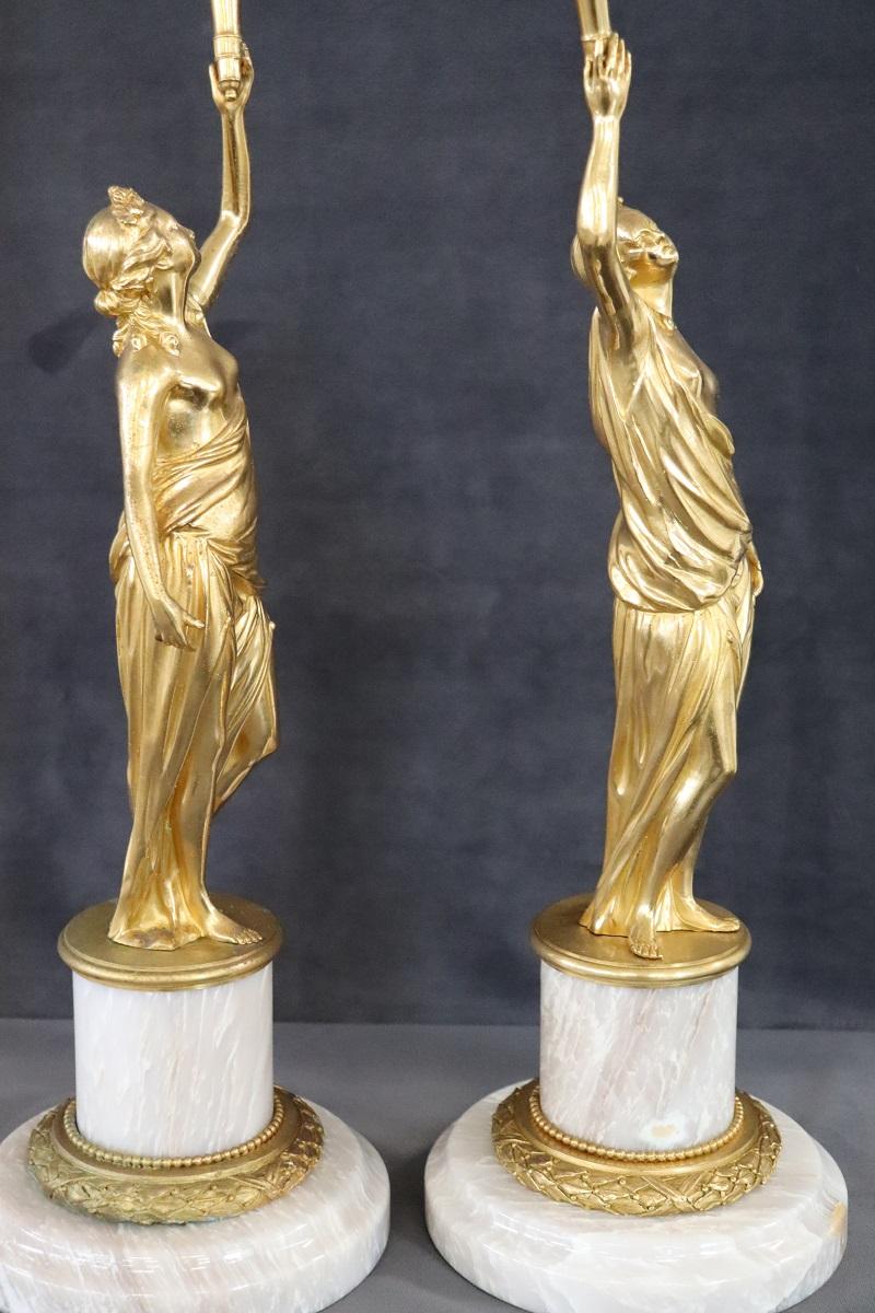 Paar italienische Skulpturen aus vergoldeter Bronze des 20. Jahrhunderts mit Figuren im Angebot 10