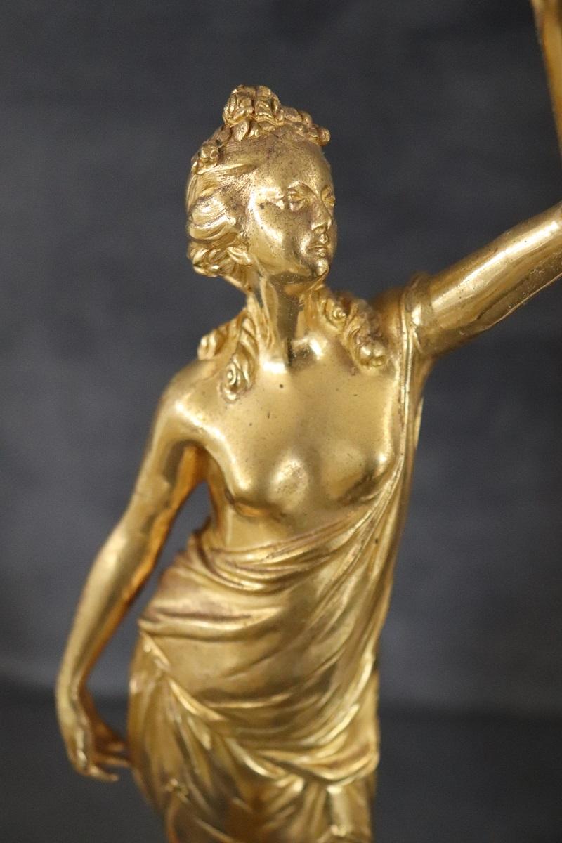 Paar italienische Skulpturen aus vergoldeter Bronze des 20. Jahrhunderts mit Figuren im Angebot 12