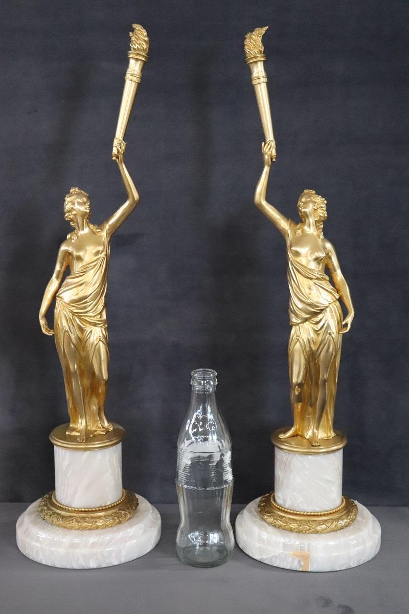 Paar italienische Skulpturen aus vergoldeter Bronze des 20. Jahrhunderts mit Figuren (Italienisch) im Angebot