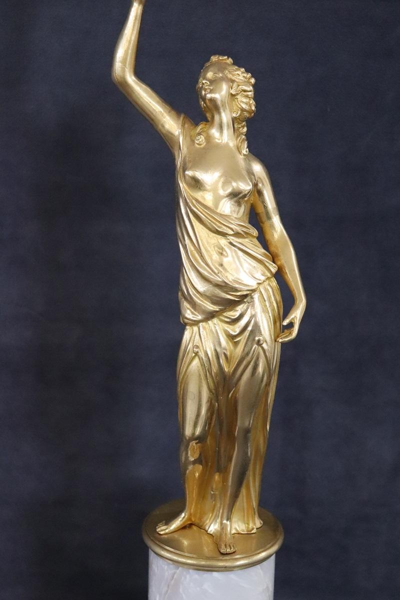 Paar italienische Skulpturen aus vergoldeter Bronze des 20. Jahrhunderts mit Figuren im Angebot 2