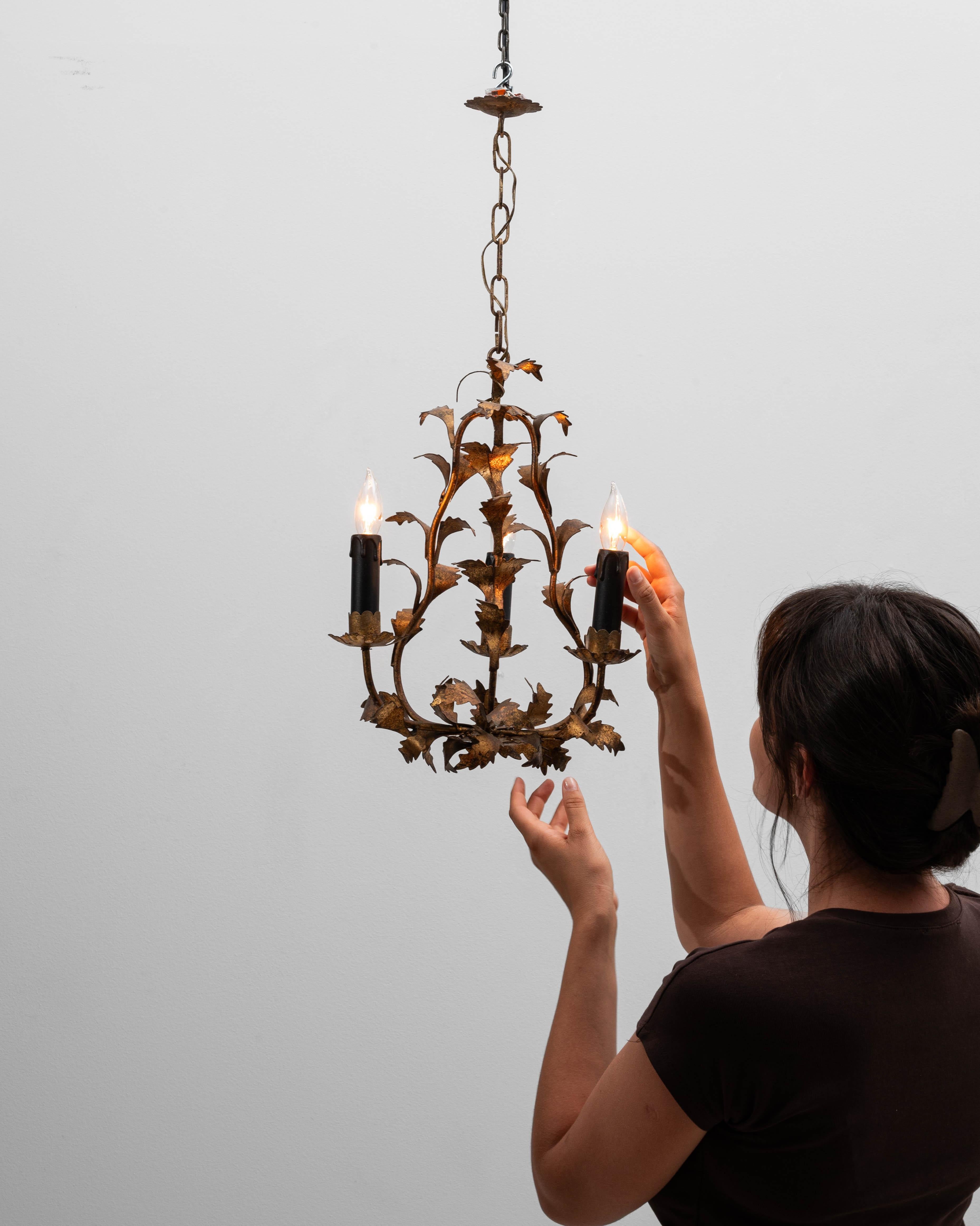 Lustre italien du 20e siècle en métal doré avec motif de feuilles en vente 6