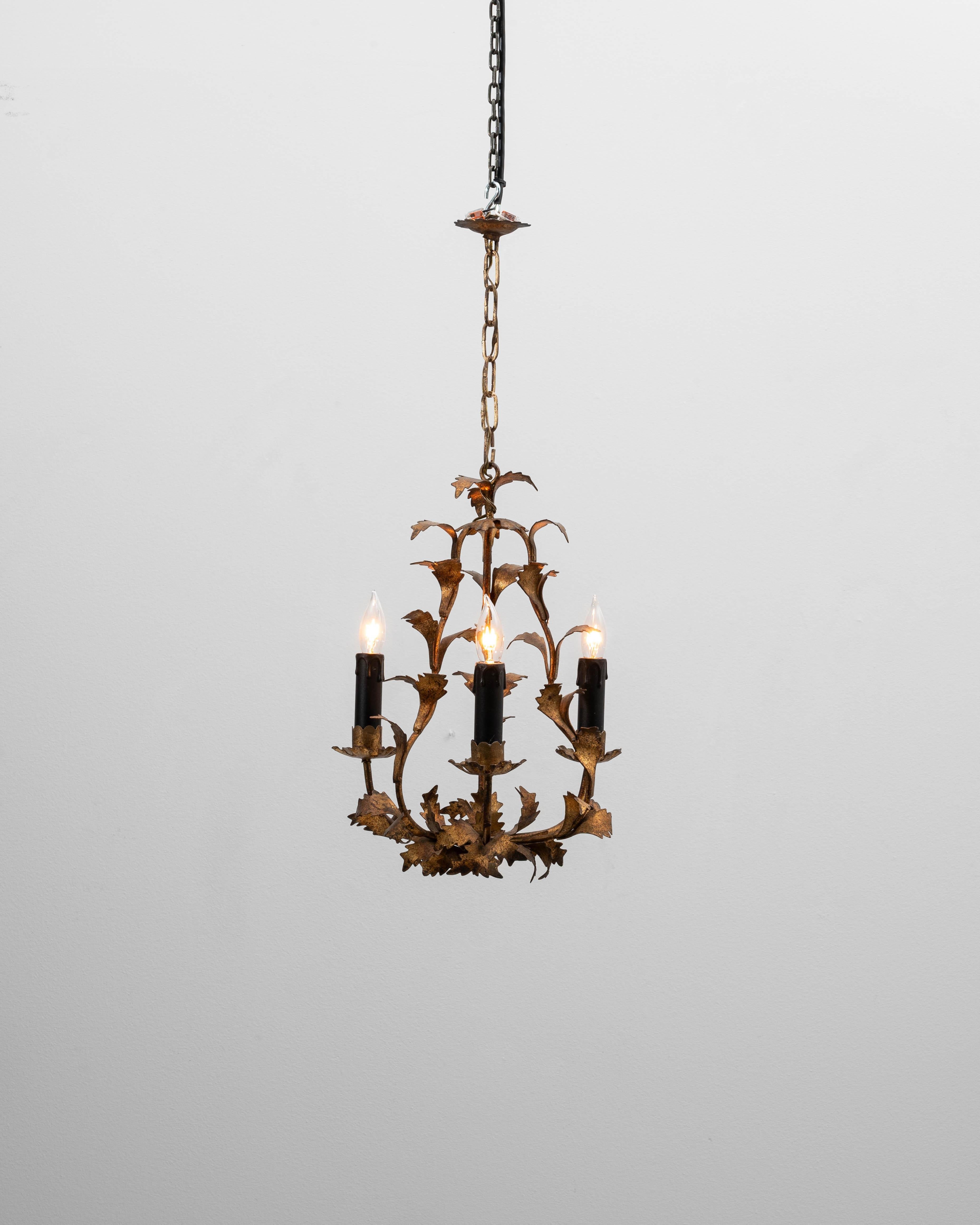 Lustre italien du 20e siècle en métal doré avec motif de feuilles Bon état - En vente à High Point, NC